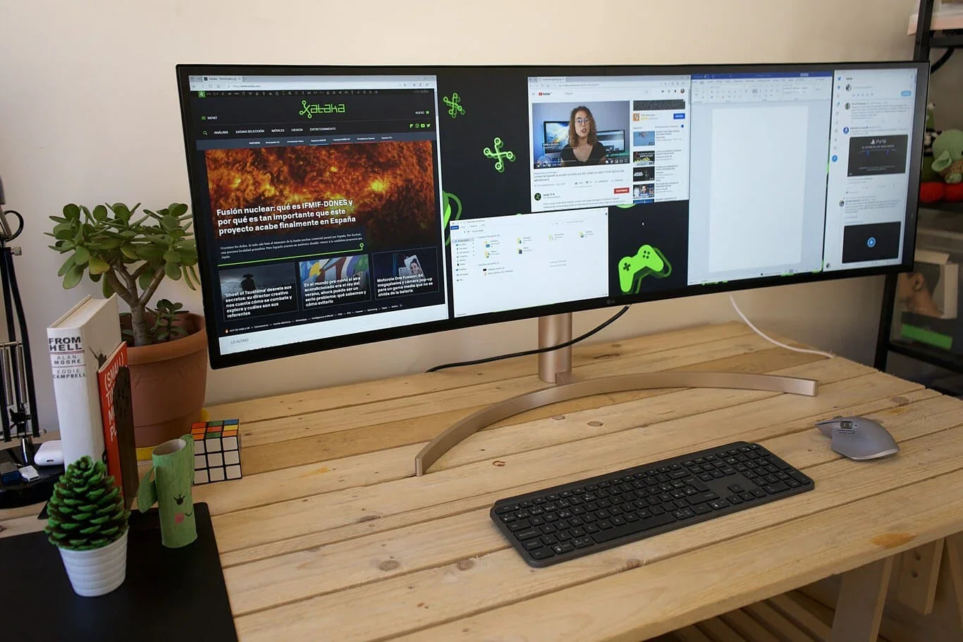 **Alt text (in Italian):**
Monitor 21:9 ultrawide con multitasking su scrivania minimalista.