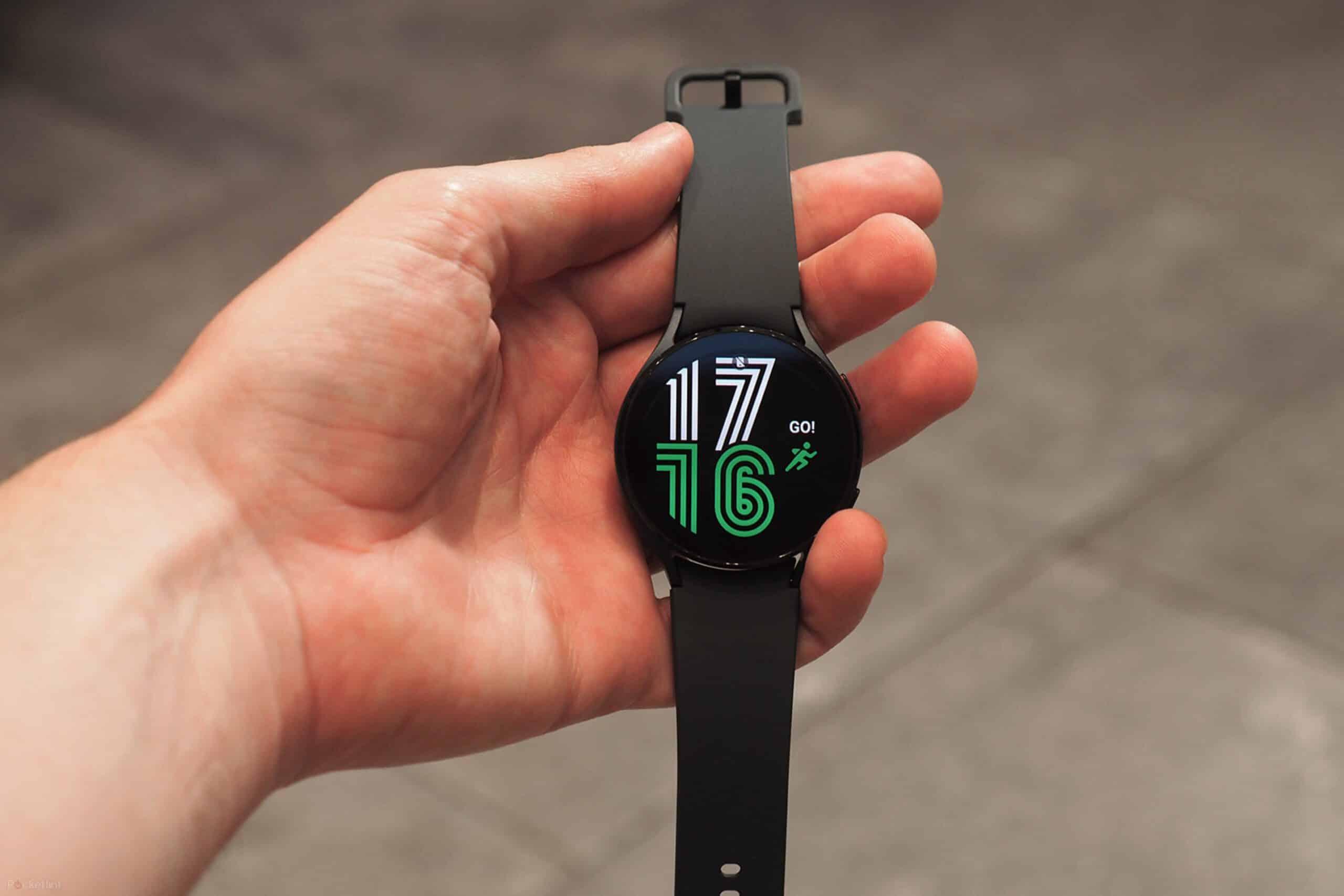 **Alt text (in Italian):**
Smartwatch moderno con display digitale che rivoluziona l'orologeria.