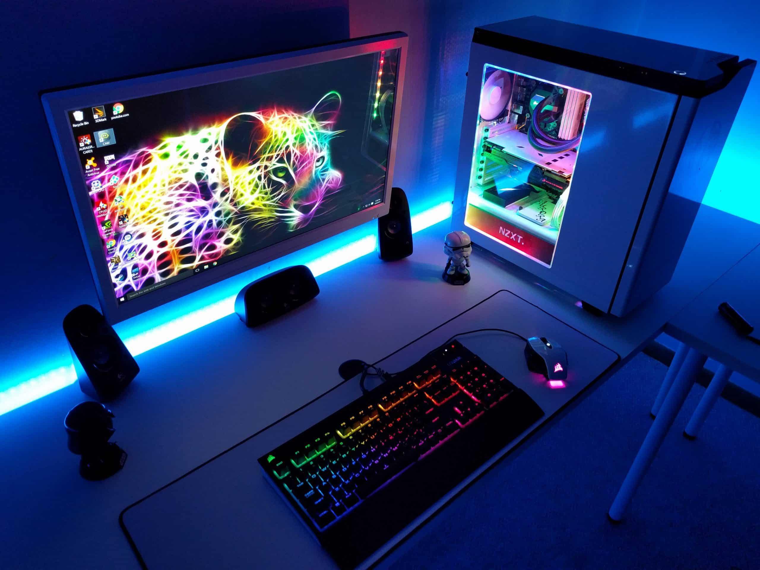 **Alt text (in Italian):**
Setup PC Gaming con luci RGB, monitor LED e case trasparente high-tech.