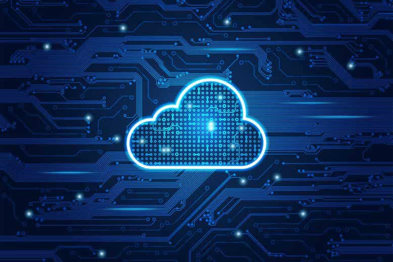 Alt text (in Italian):
Icona cloud digitale su circuito elettronico, simbolo del cloud computing.