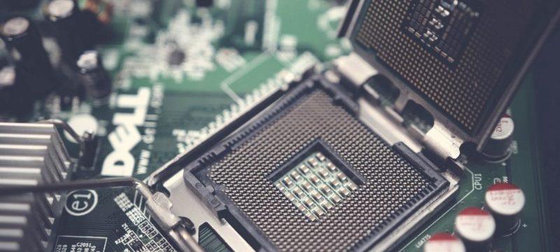 Alt text (in Italian):Scheda madre con socket CPU aperto per scegliere il processore perfetto