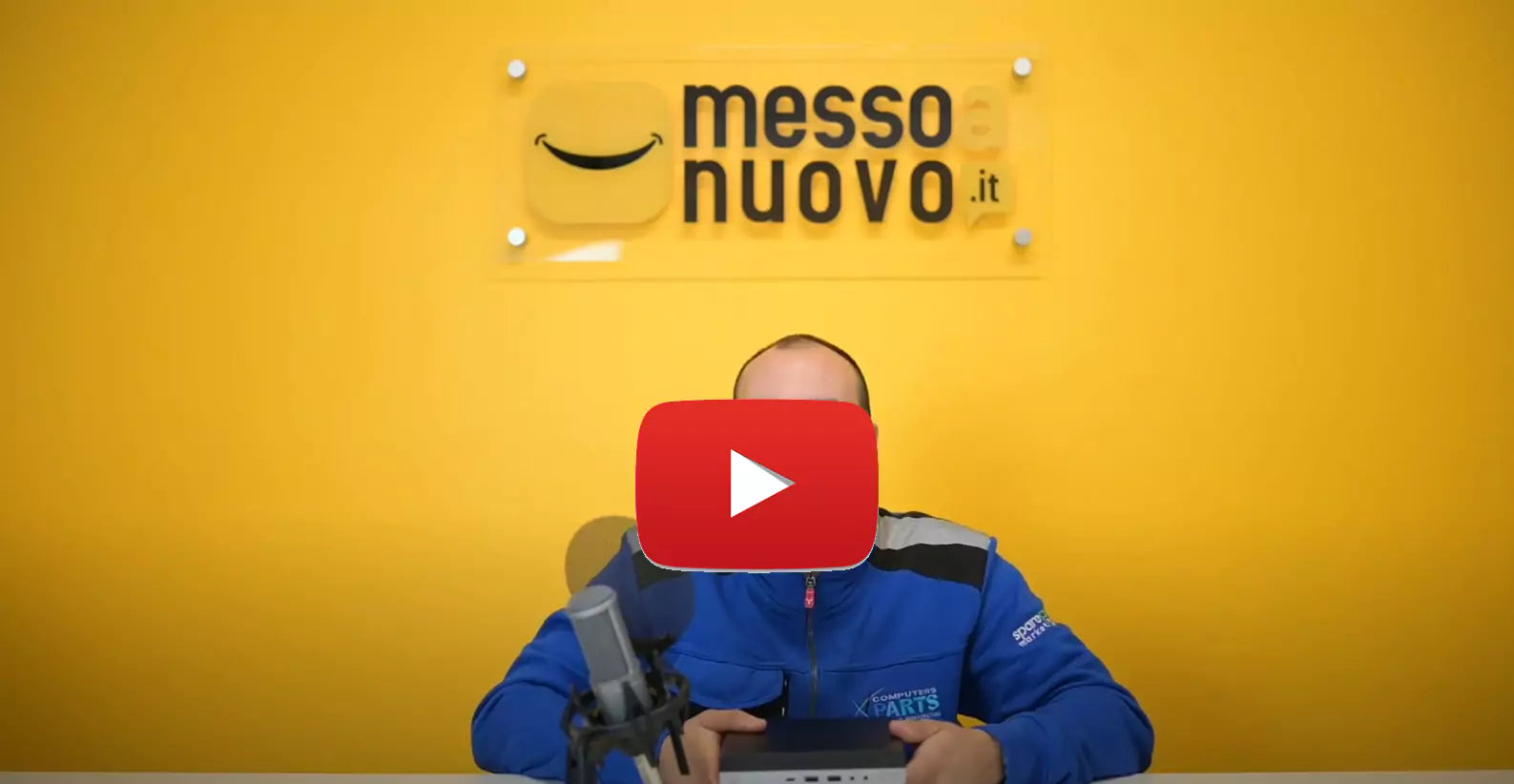 Presentazione PC ricondizionati qalnexvori.shop, sfondo giallo con logo e microfono in vista.