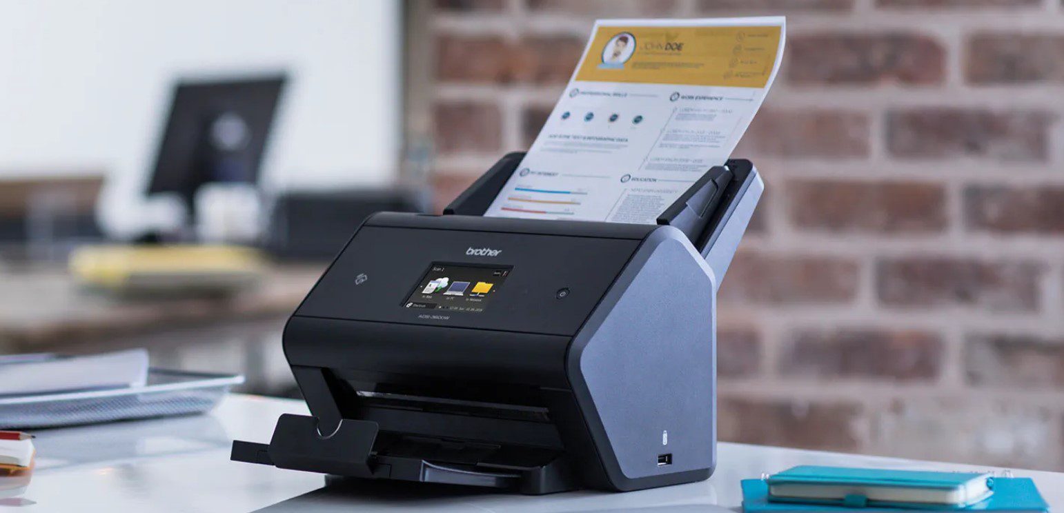 Alt text (in Italian):  
Scanner documentale Brother in ufficio, ponte tra carta e digitale.