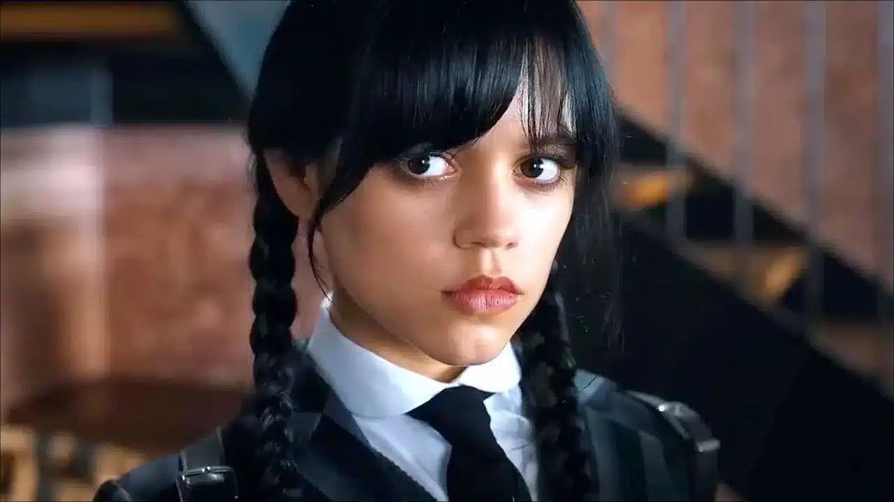 **Alt text (in Italian):**  
Jenna Ortega nei panni di Mercoledì Addams nella serie Netflix