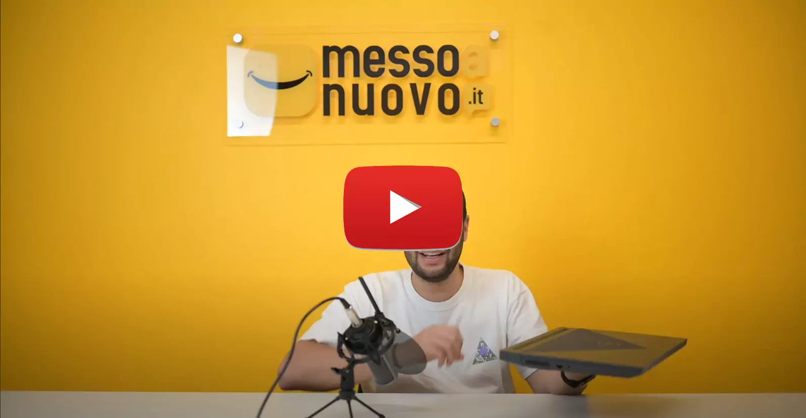 **Alt text (in Italian):**  
Recensione del notebook gaming Dell G15 5511 da MessoNuovo.it su sfondo giallo.