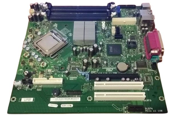 Scheda madre per PC desktop su sfondo bianco, hardware ricondizionato qalnexvori.shop