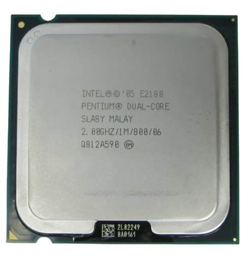 Processore Intel Pentium Dual-Core E2180 visto dall’alto su sfondo bianco, ricondizionato.