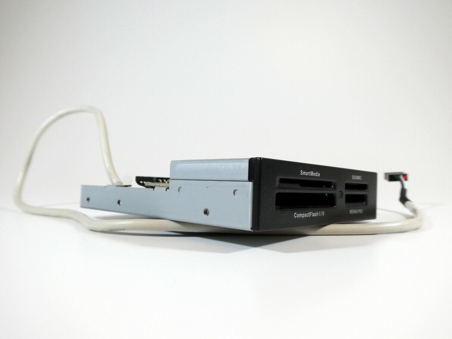 Lettore di schede multifunzione USB per PC desktop, compatibile SmartMedia e CompactFlash, su sfondo bianco