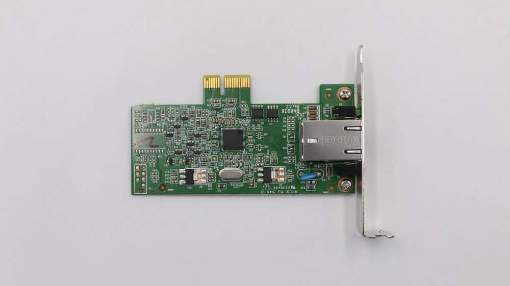Scheda di rete PCIe per PC desktop, componente hardware elettronico su sfondo bianco