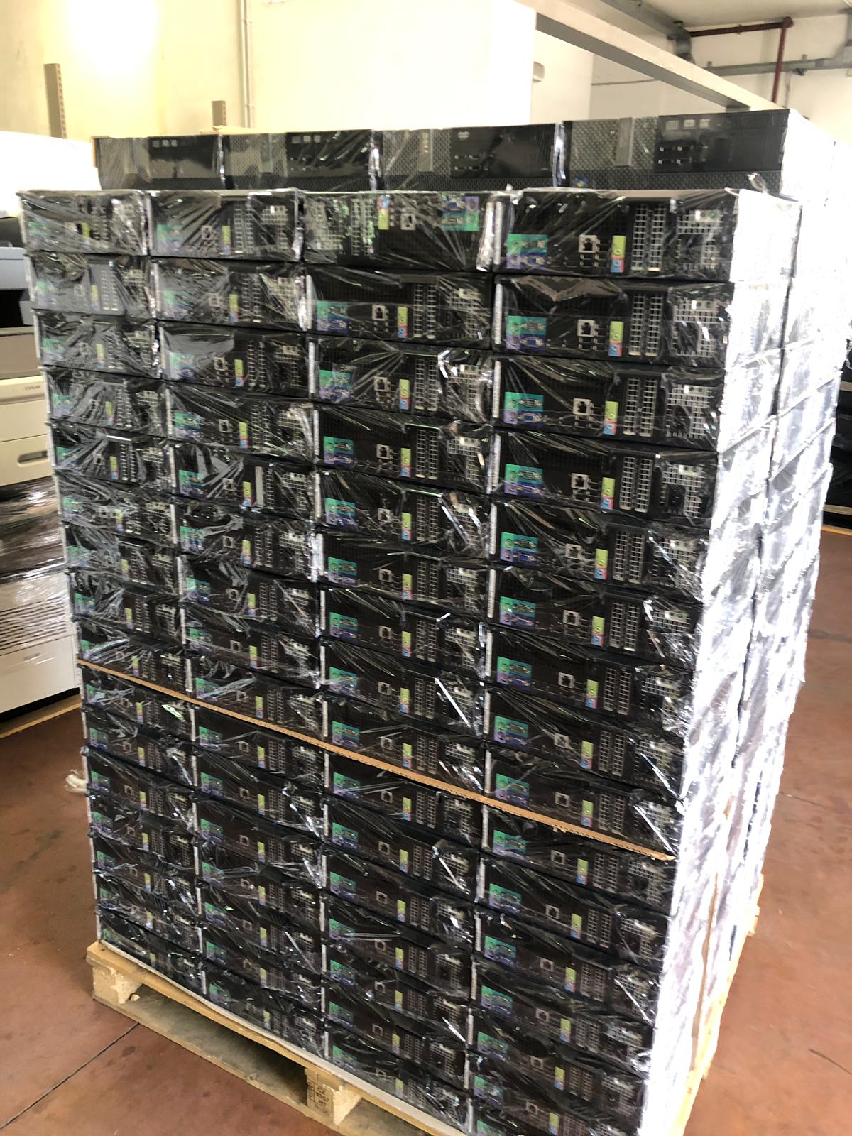 Bancale di PC ricondizionati impilati e imballati, magazzino qalnexvori.shop