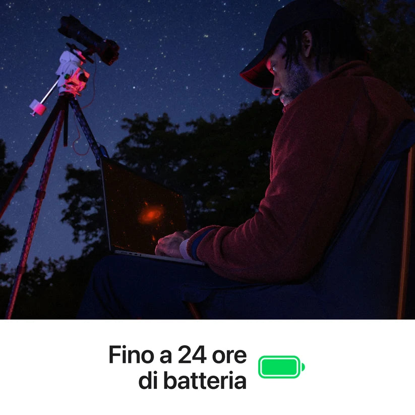 MacBook Pro 16 pollici usato all'aperto di notte per editing di foto astronomiche, fino a 24 ore di autonomia