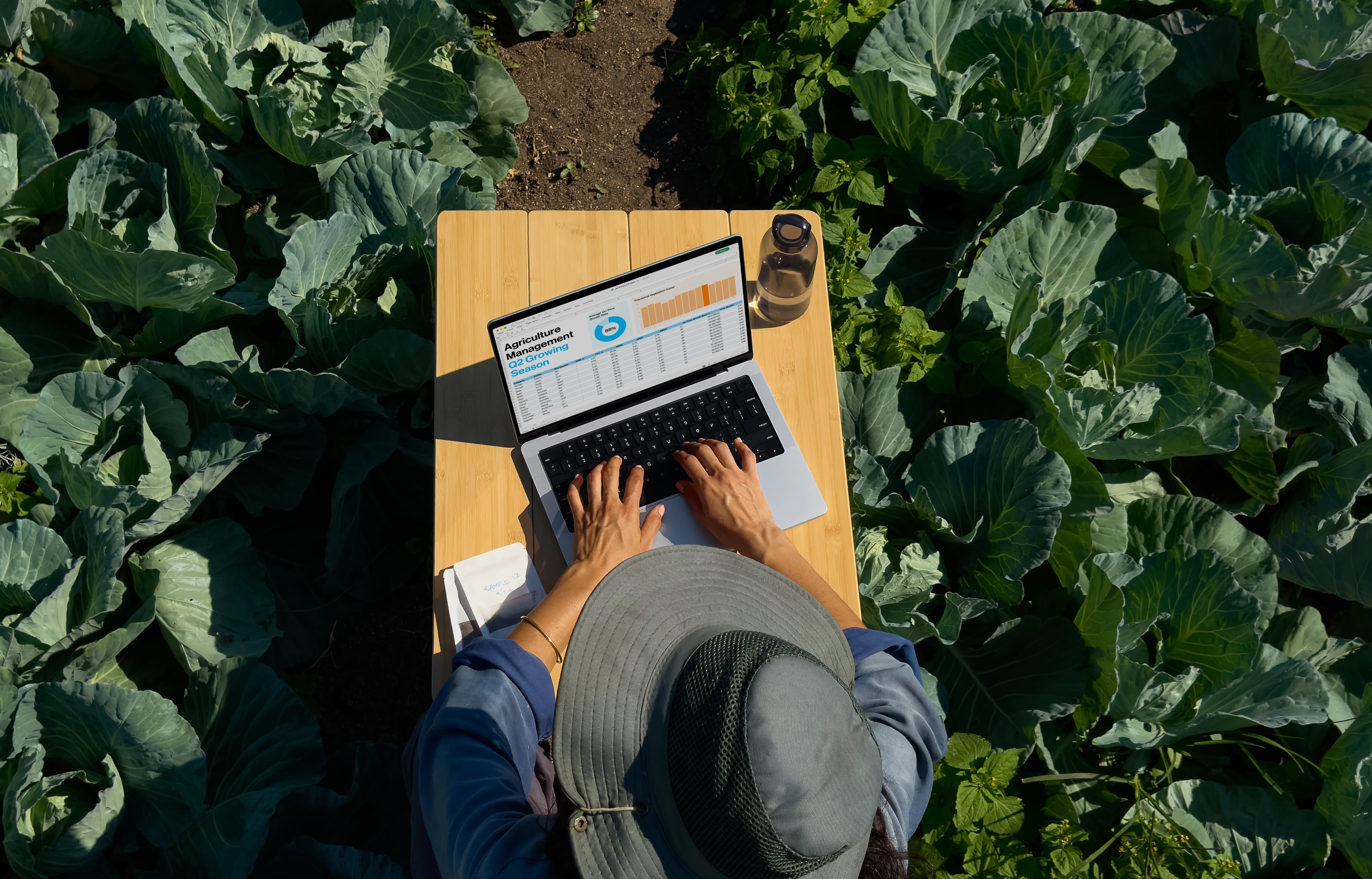 MacBook Pro 16 pollici usato all'aperto in campagna per il lavoro in mobilita grazie alla lunga autonomia