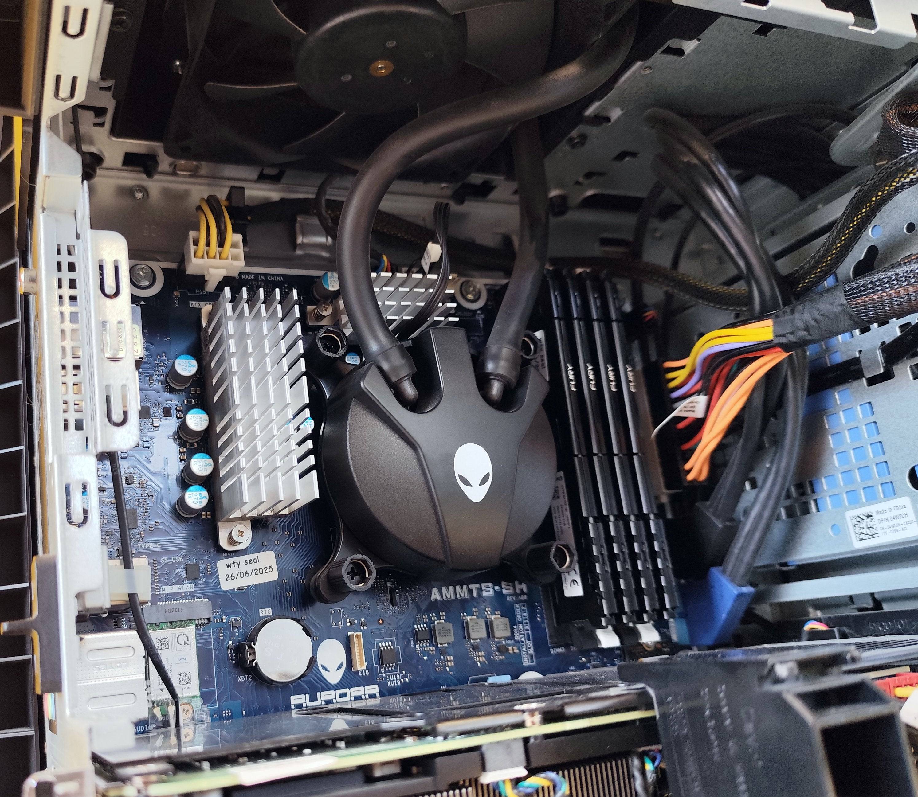 Interno del Dell Alienware Aurora R10 con sistema di raffreddamento a liquido e RAM 128GB, perfetto per gaming intensivo.
