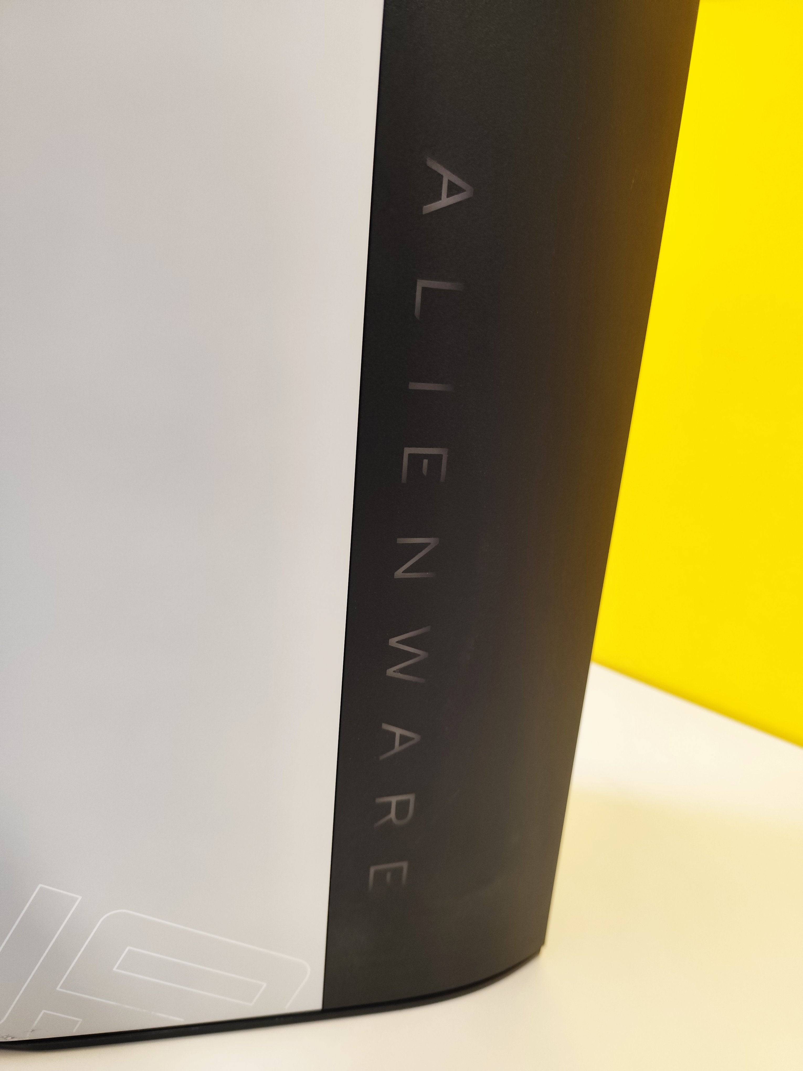 Dettaglio del logo ALIENWARE inciso sul lato del case del Dell Aurora R10, PC gaming con Ryzen 9 e RTX 3080Ti.