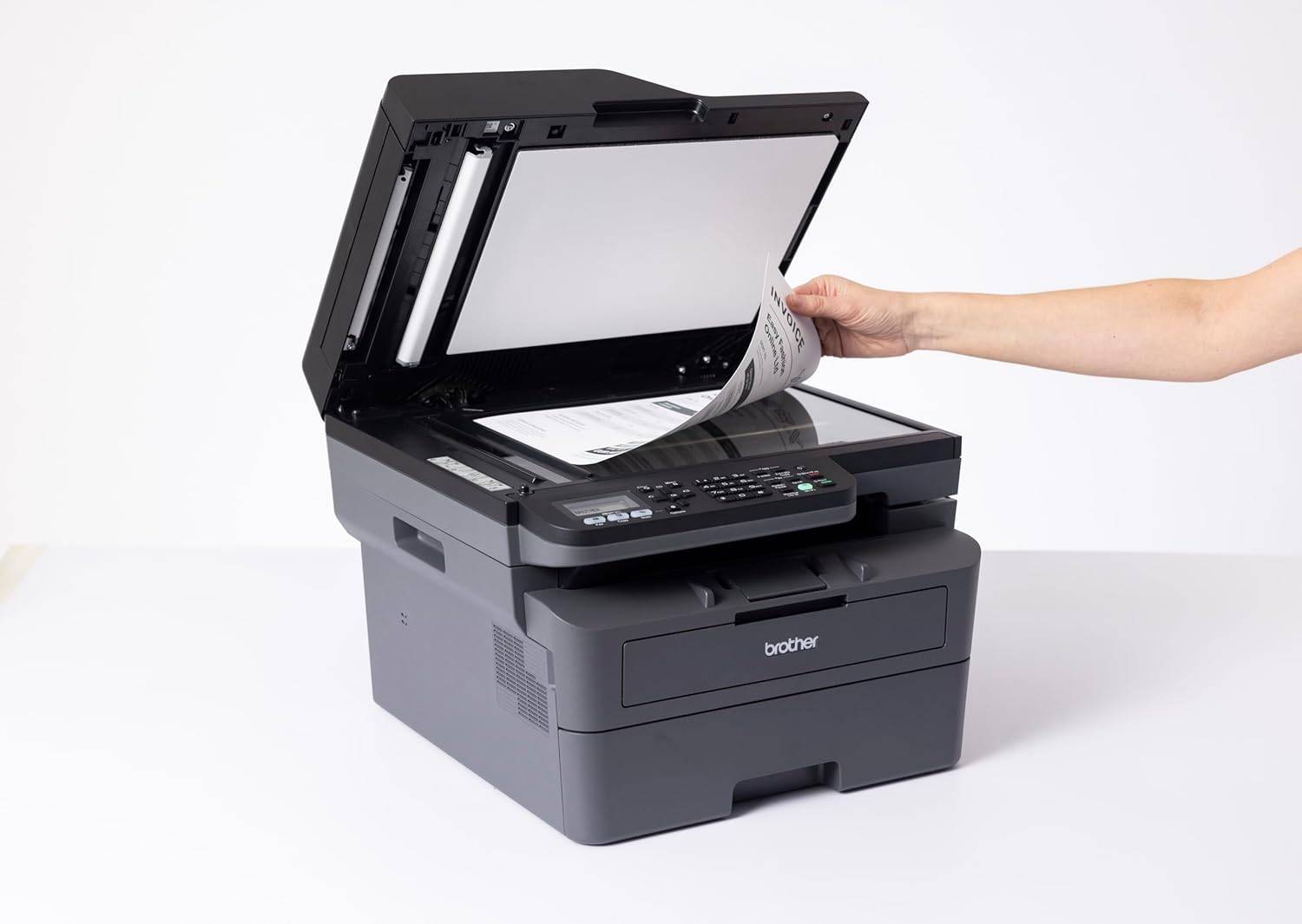 Scannerizzazione documento con Brother MFC-L2827DWXL, stampante multifunzione laser A4 con coperchio aperto