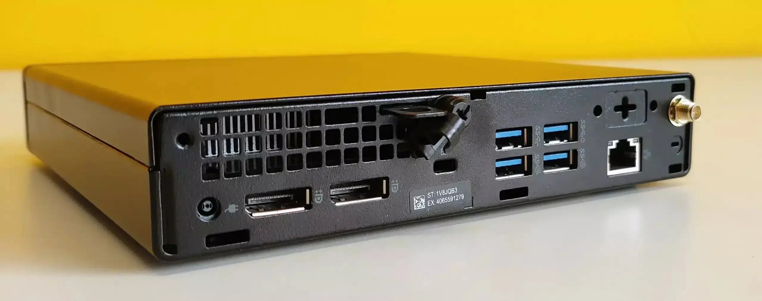 Vista angolare del retro del Dell Optiplex 7080 MFF con ampia connettività, perfetto per uffici e postazioni IT