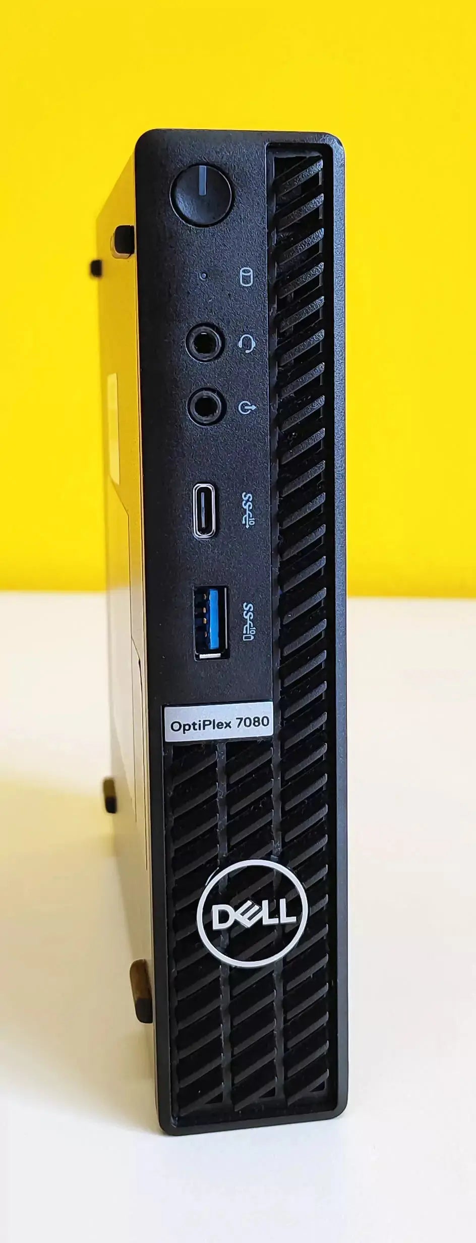 Vista verticale del Dell Optiplex 7080 MFF con logo e porte frontali, perfetto per configurazioni desktop salvaspazio