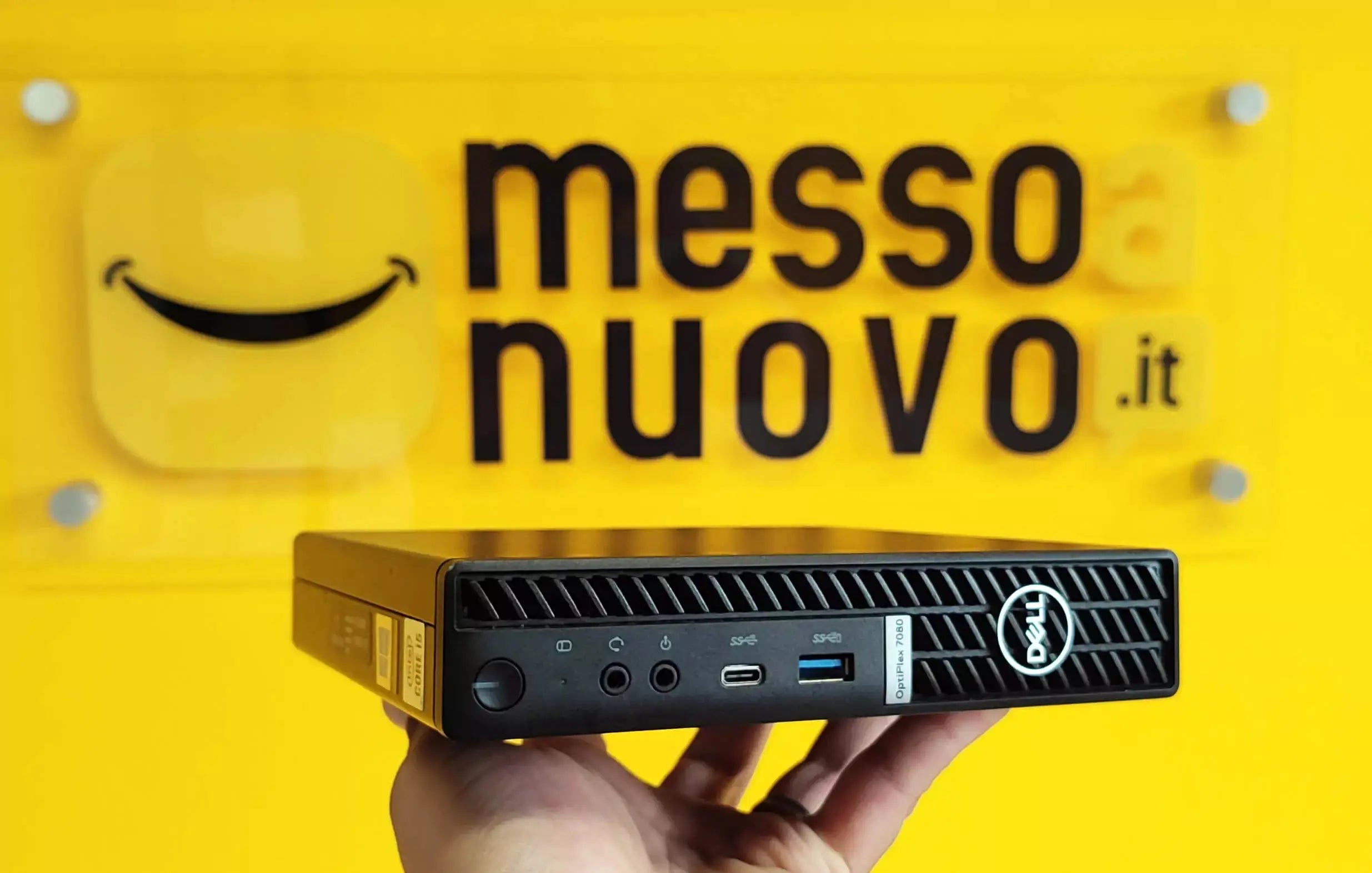 Mini PC Dell Optiplex 7080 MFF tenuto in mano davanti al logo MessoNuovo.it, compatto e adatto a spazi ridotti