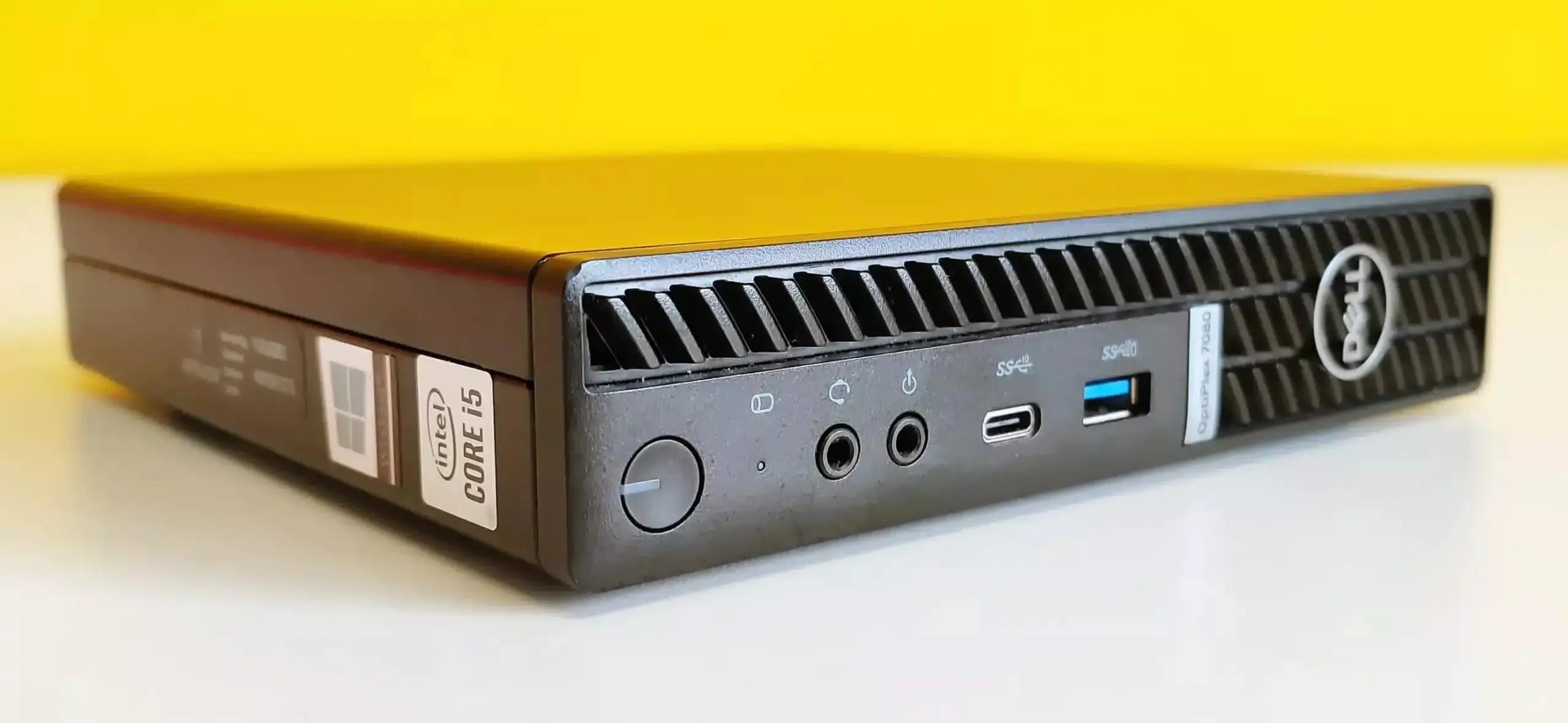 Dettaglio frontale del Dell Optiplex 7080 MFF con porte USB, audio e Intel Core i5, ideale per prestazioni elevate