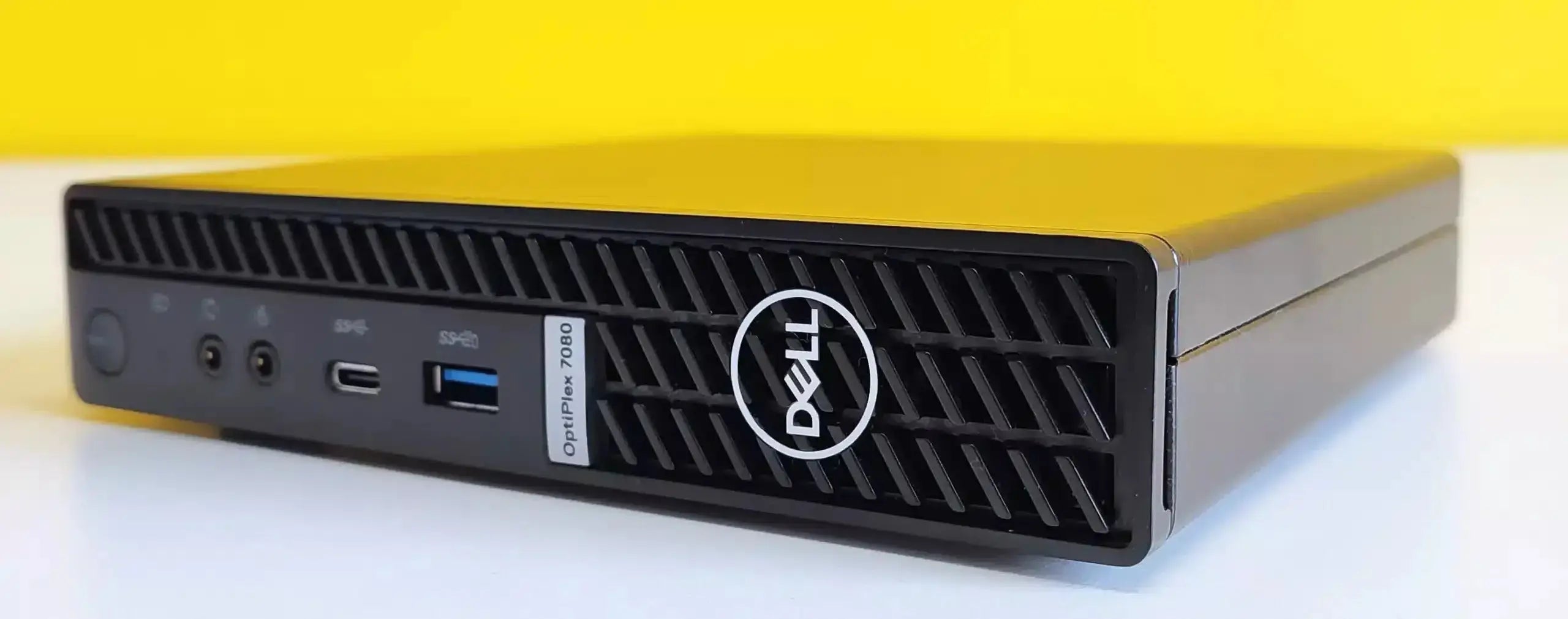 Vista angolare del Dell Optiplex 7080 MFF con griglia frontale e logo Dell, design compatto e moderno per uso aziendale