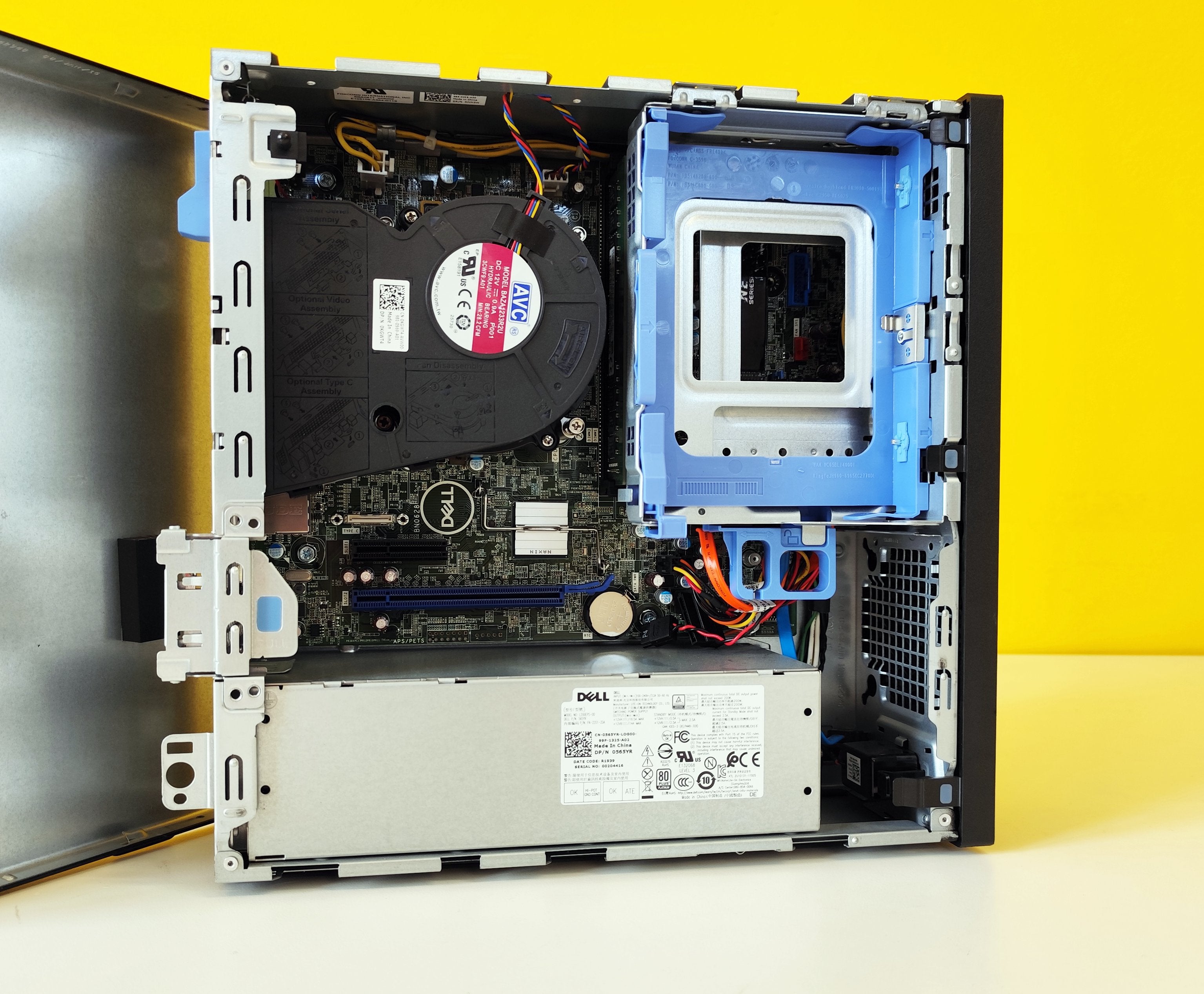 Interno del DELL Precision 3431 SFF ricondizionato, con layout ordinato e accesso facilitato ai componenti per manutenzione e upgrade