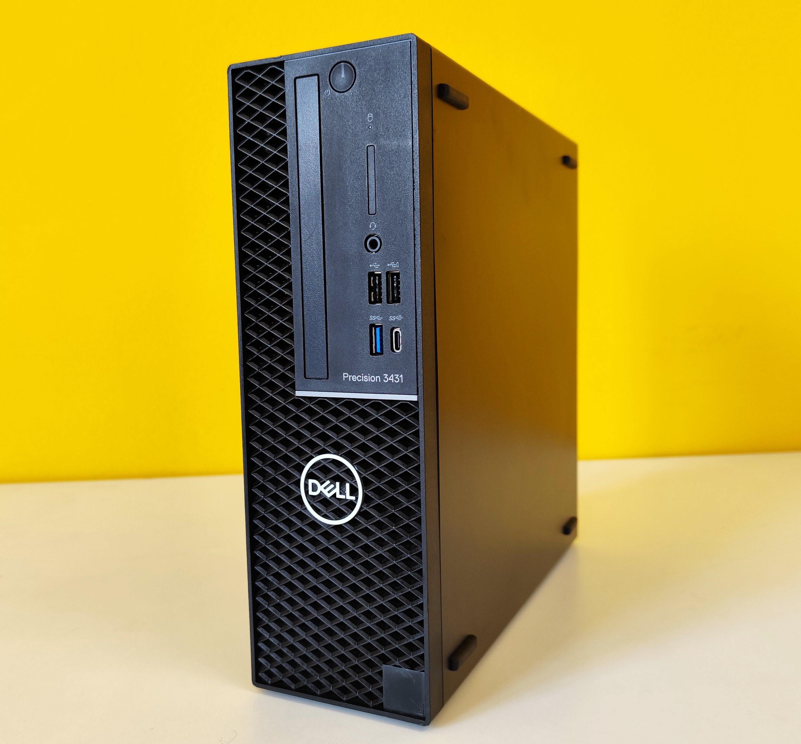 Vista frontale verticale del DELL Precision 3431 SFF ricondizionato, con Intel Core i9 e porte USB Type-C, ideale per lavoro intensivo