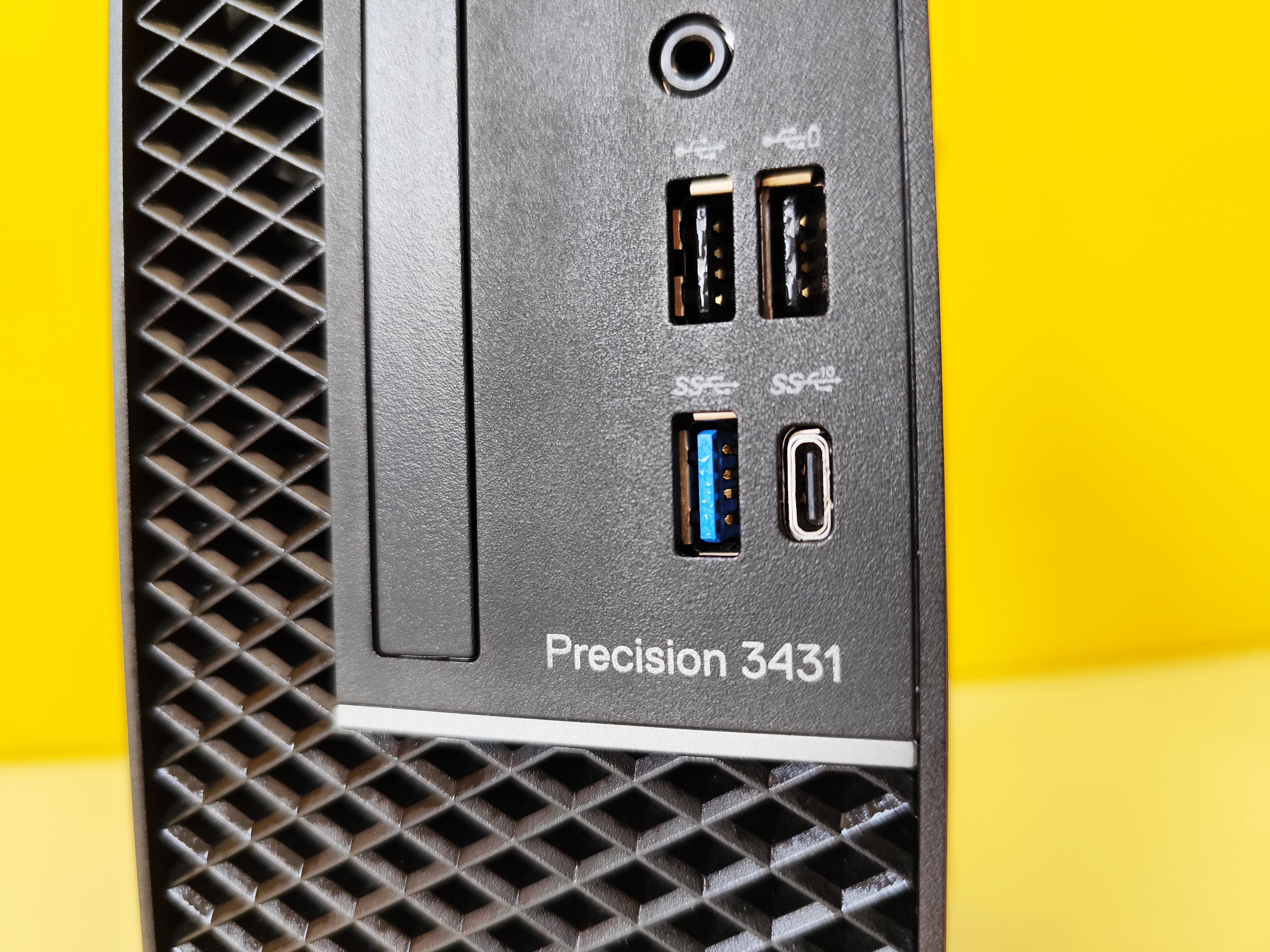 Dettaglio porte frontali del DELL Precision 3431 SFF ricondizionato, con USB 3.0, Type-C e jack audio, connettività avanzata per ufficio