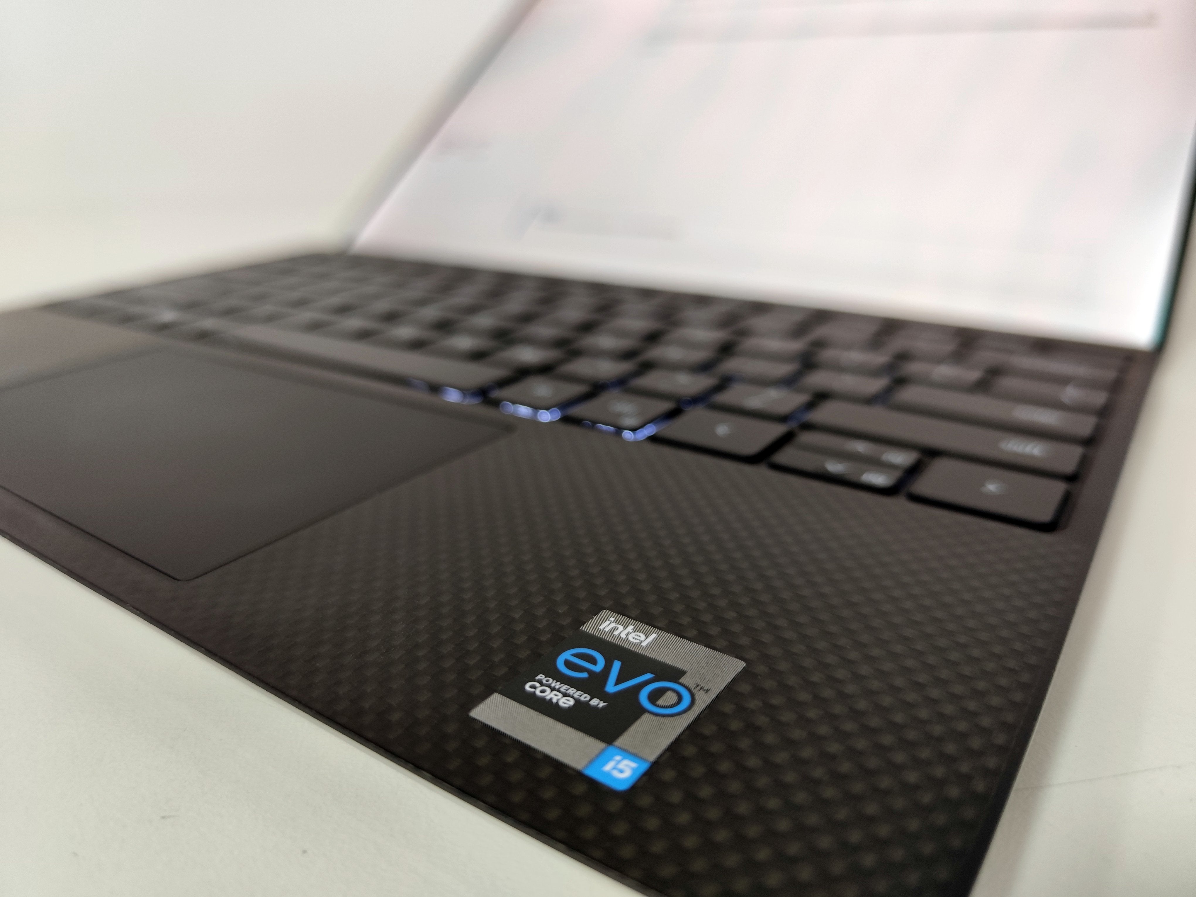 Dell XPS 9310 Notebook 13″ 4K TouchScreen | Intel Core i5-1135G7 | 16 GB RAM | FreeDOS Eleganz und Leistung
