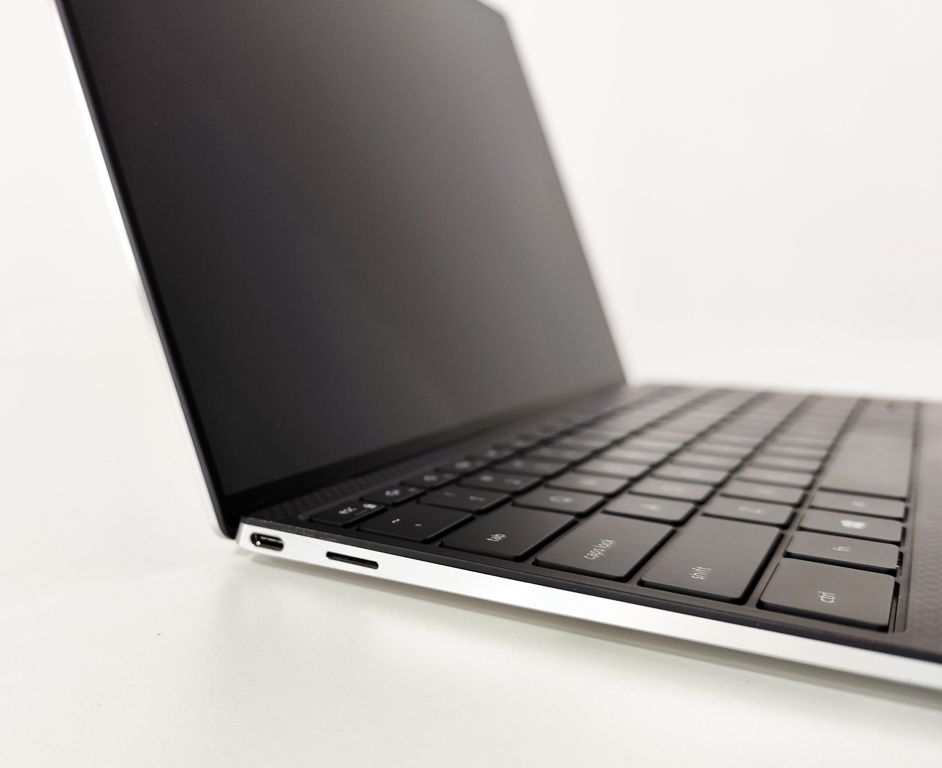 Dell XPS 9310 Notebook 13″ 4K TouchScreen | Intel Core i5-1135G7 | 16 GB RAM | FreeDOS Eleganz und Leistung