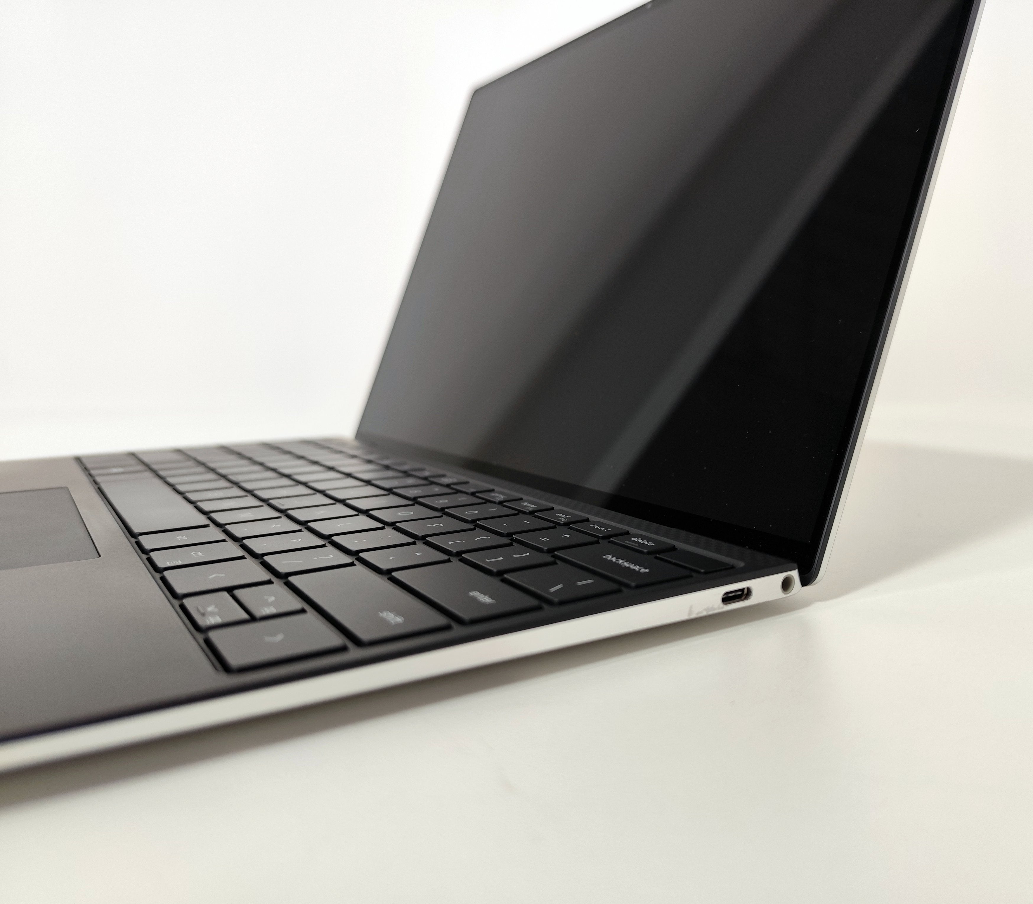 Dell XPS 9310 Notebook 13″ 4K TouchScreen | Intel Core i5-1135G7 | 16 GB RAM | FreeDOS Eleganz und Leistung