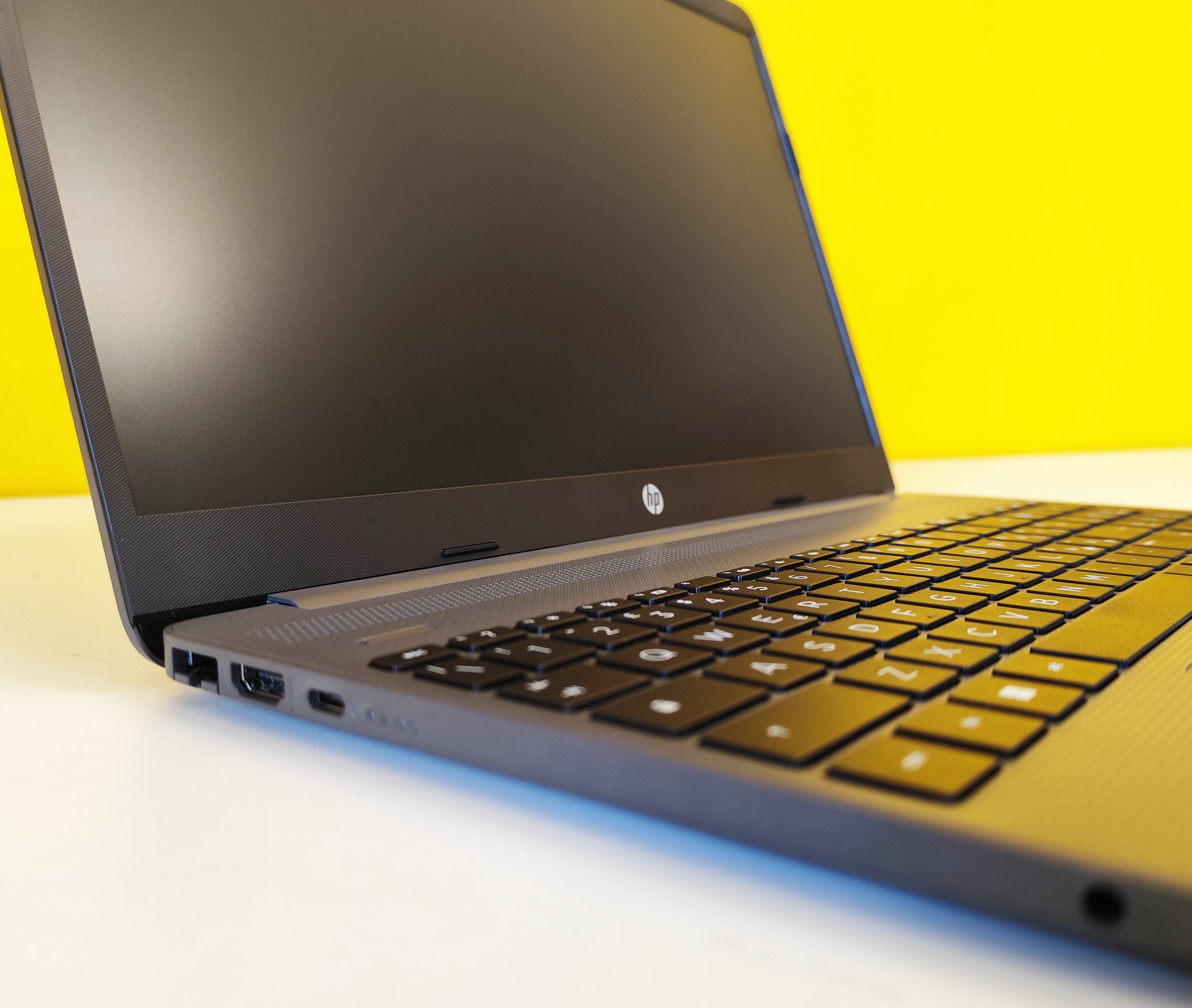 Vista angolata del notebook HP 250 G9 con tastiera e porte visibili, perfetto per produttività quotidiana.