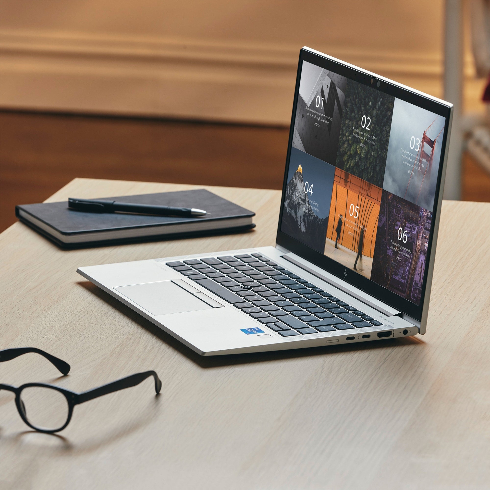 HP EliteBook 840 G8 Ricondizionato aperto su una scrivania da ufficio