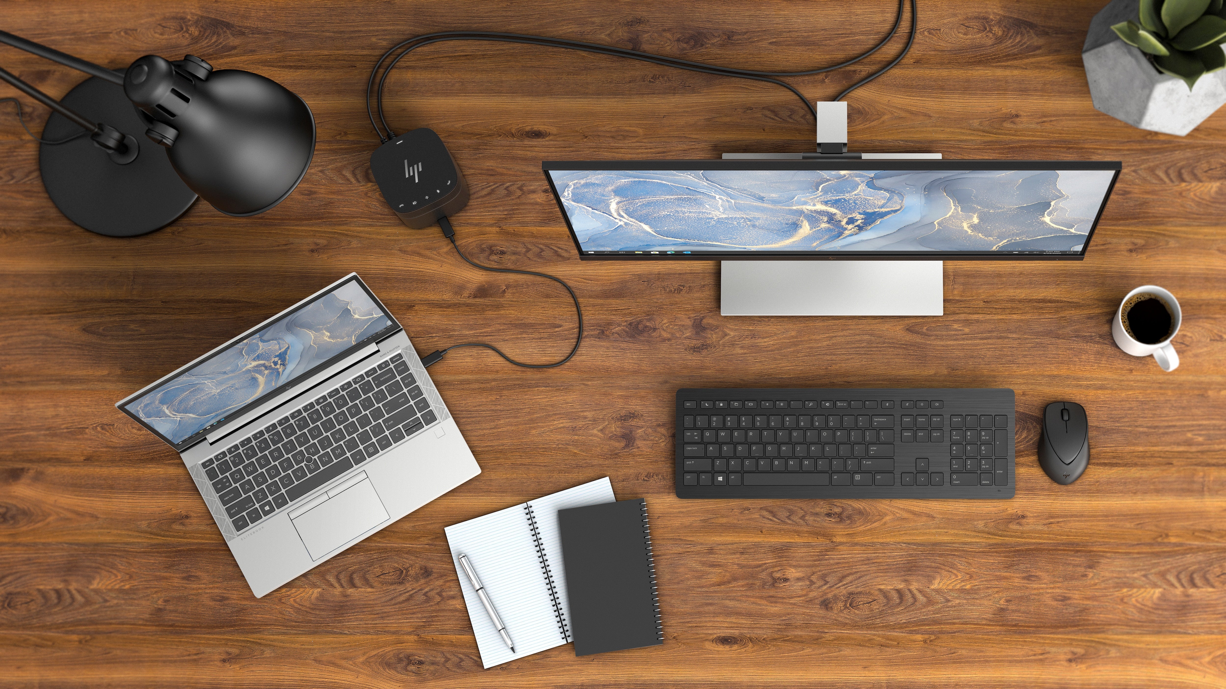 HP EliteBook 840 G8 Ricondizionato collegato a monitor esterno, tastiera e mouse su scrivania