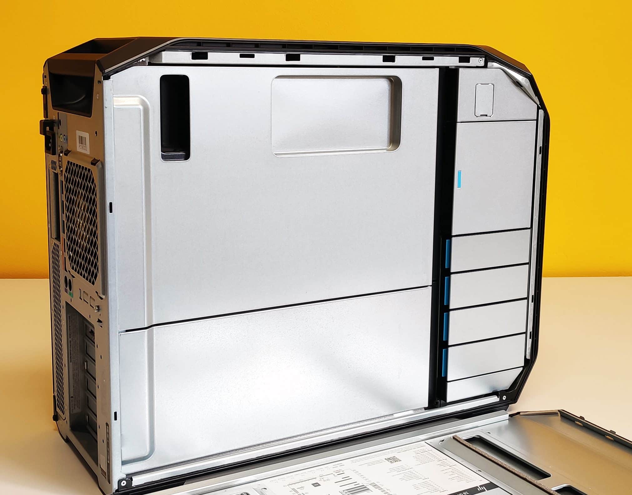 Workstation HP Z8 G4 Tower con pannello laterale aperto, chassis in metallo e struttura interna per doppio Xeon Gold e RTX 6000. Ideale per CAD e AI.