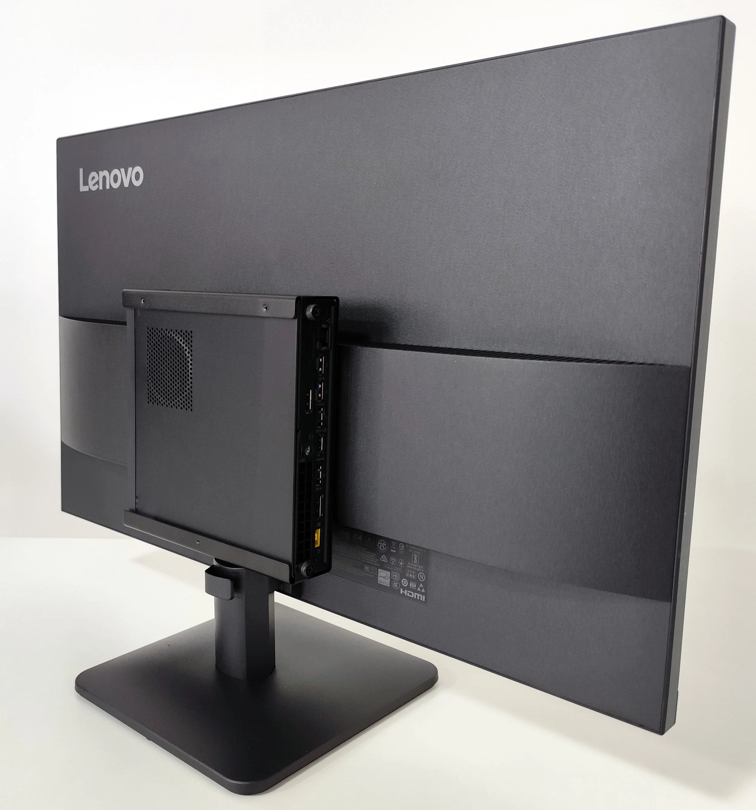 Lenovo All In One 27" FullHD con Mini PC ThinkCentre | Intel Core i7-8700T | Ram 16GB | SSD 1TB | FreeDOS