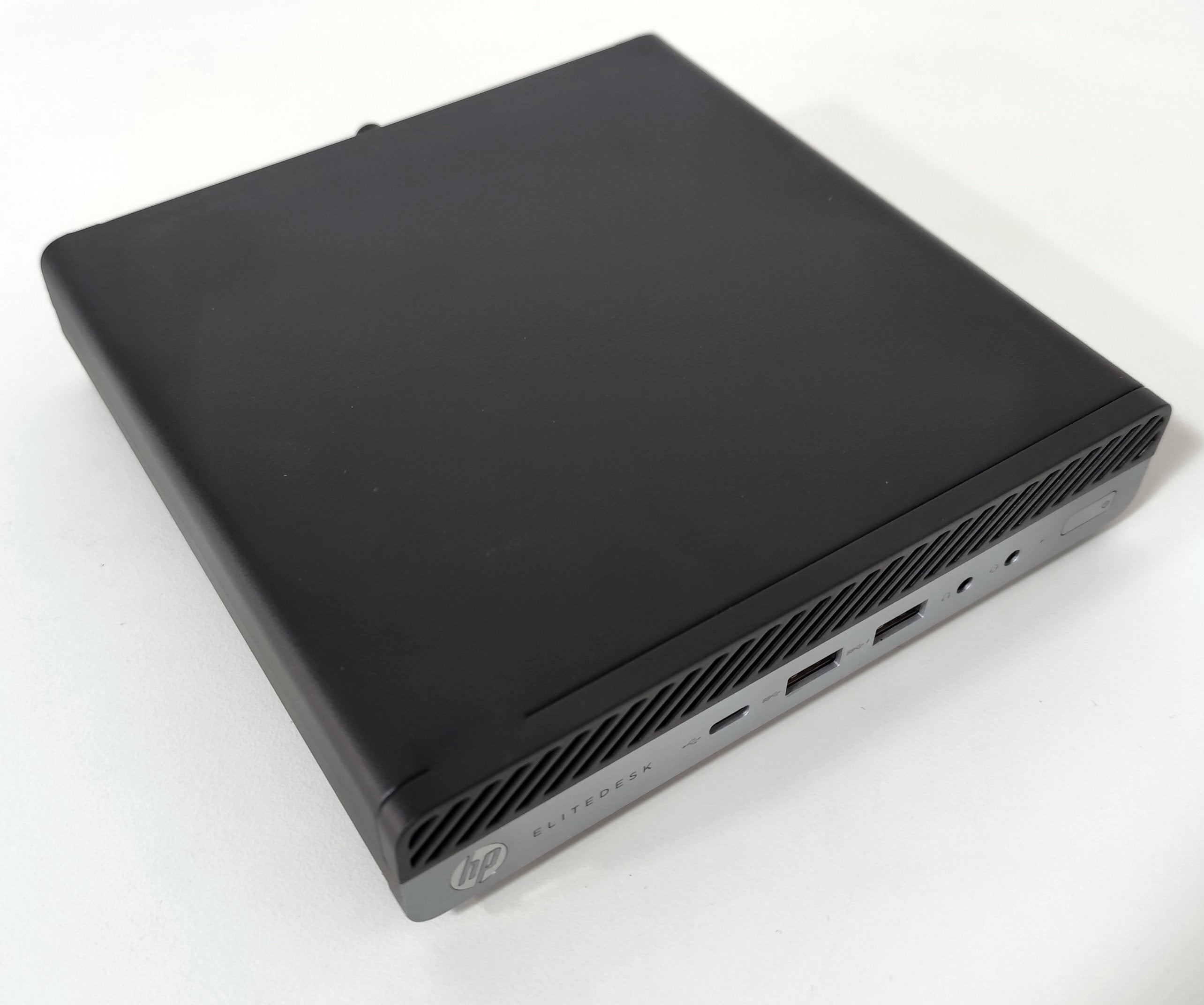 HP EliteDesk mini PC ricondizionato nero su superficie bianca, qalnexvori.shop