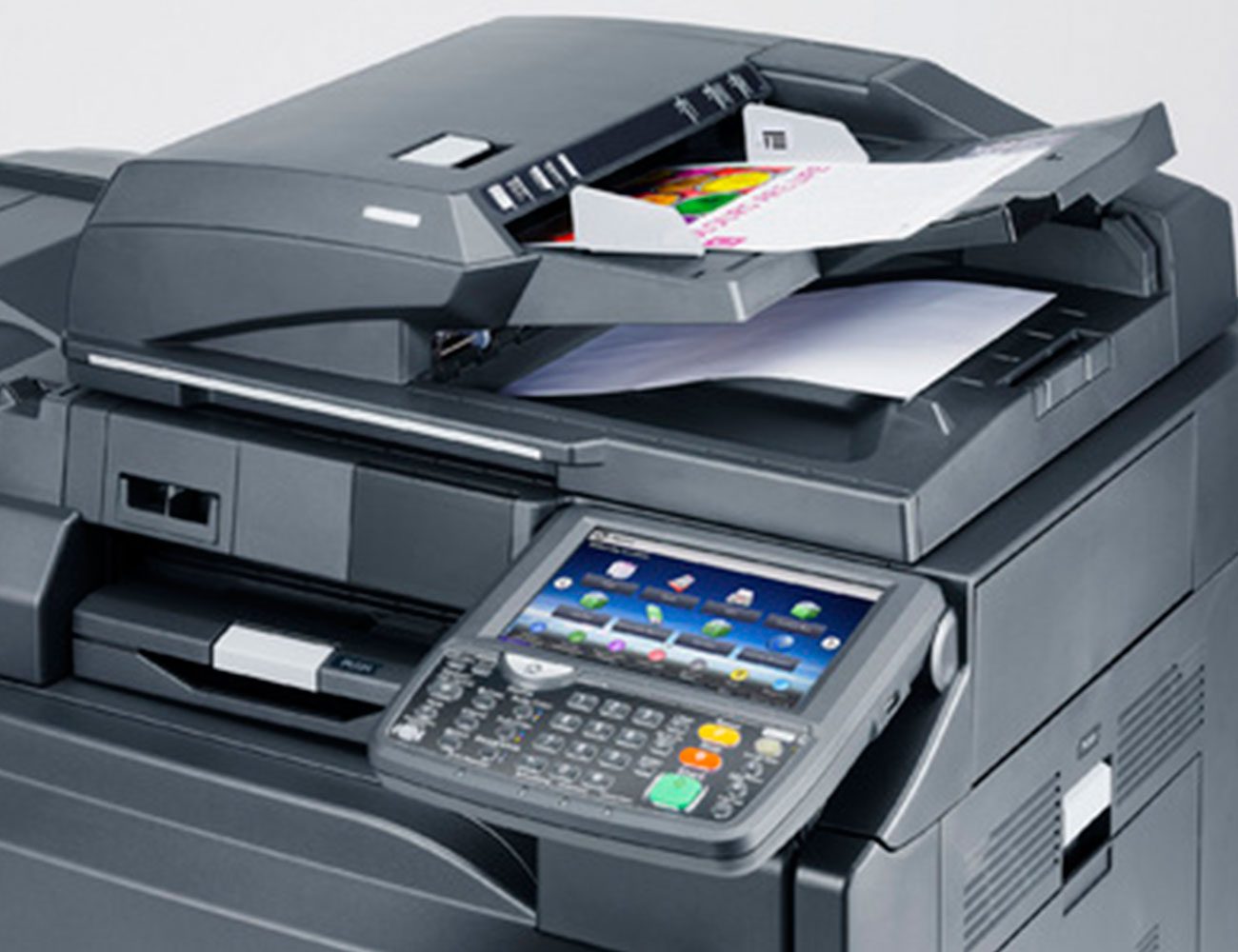 Stampante multifunzione Kyocera TASKalfa con pannello touch, in uso, da qalnexvori.shop