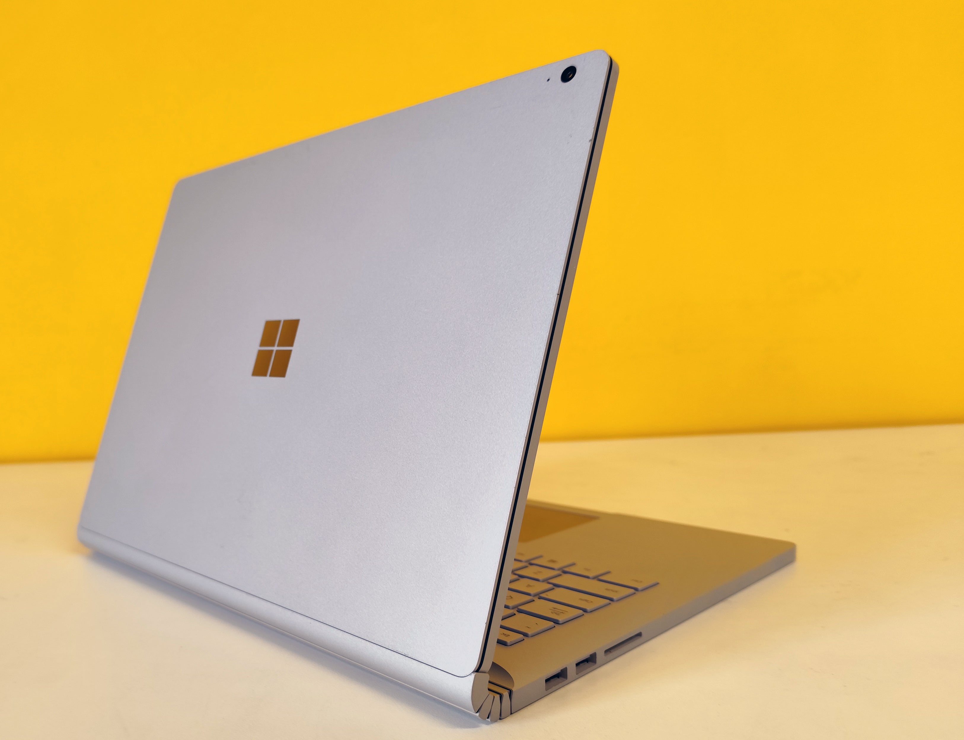 Retro del Microsoft Surface Book 3 con logo Microsoft, finitura in alluminio e design elegante per uso professionale.