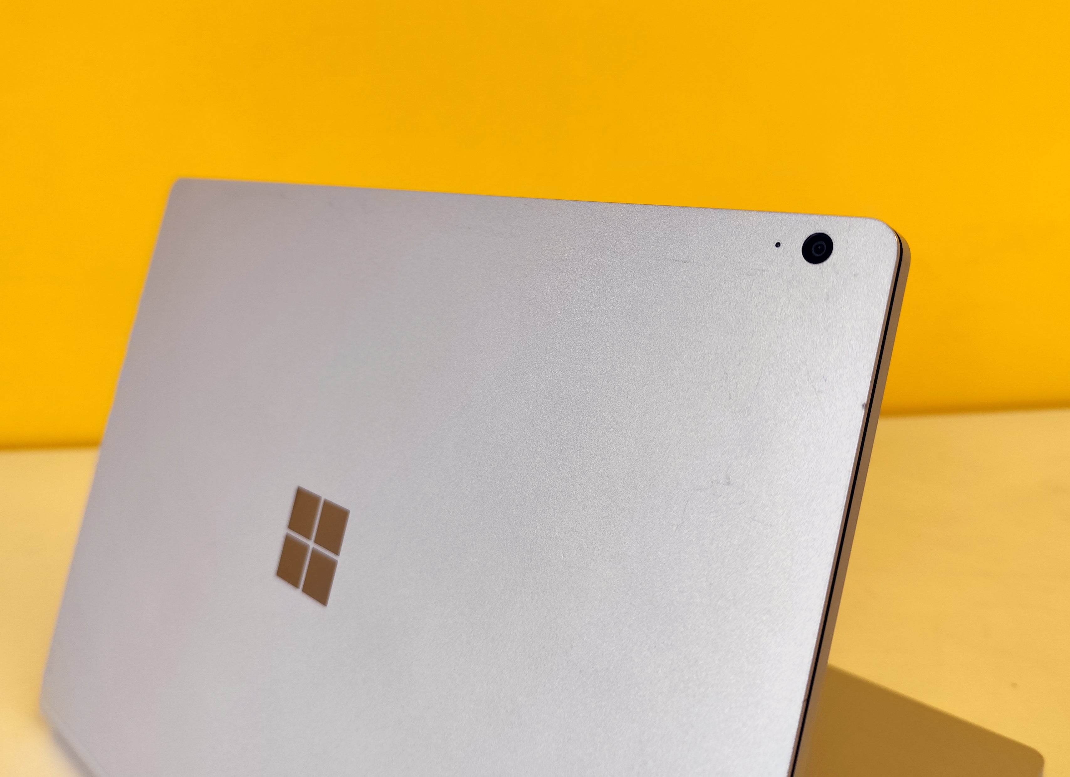 Dettaglio della fotocamera posteriore del Microsoft Surface Book 3, utile per videoconferenze e acquisizione immagini.