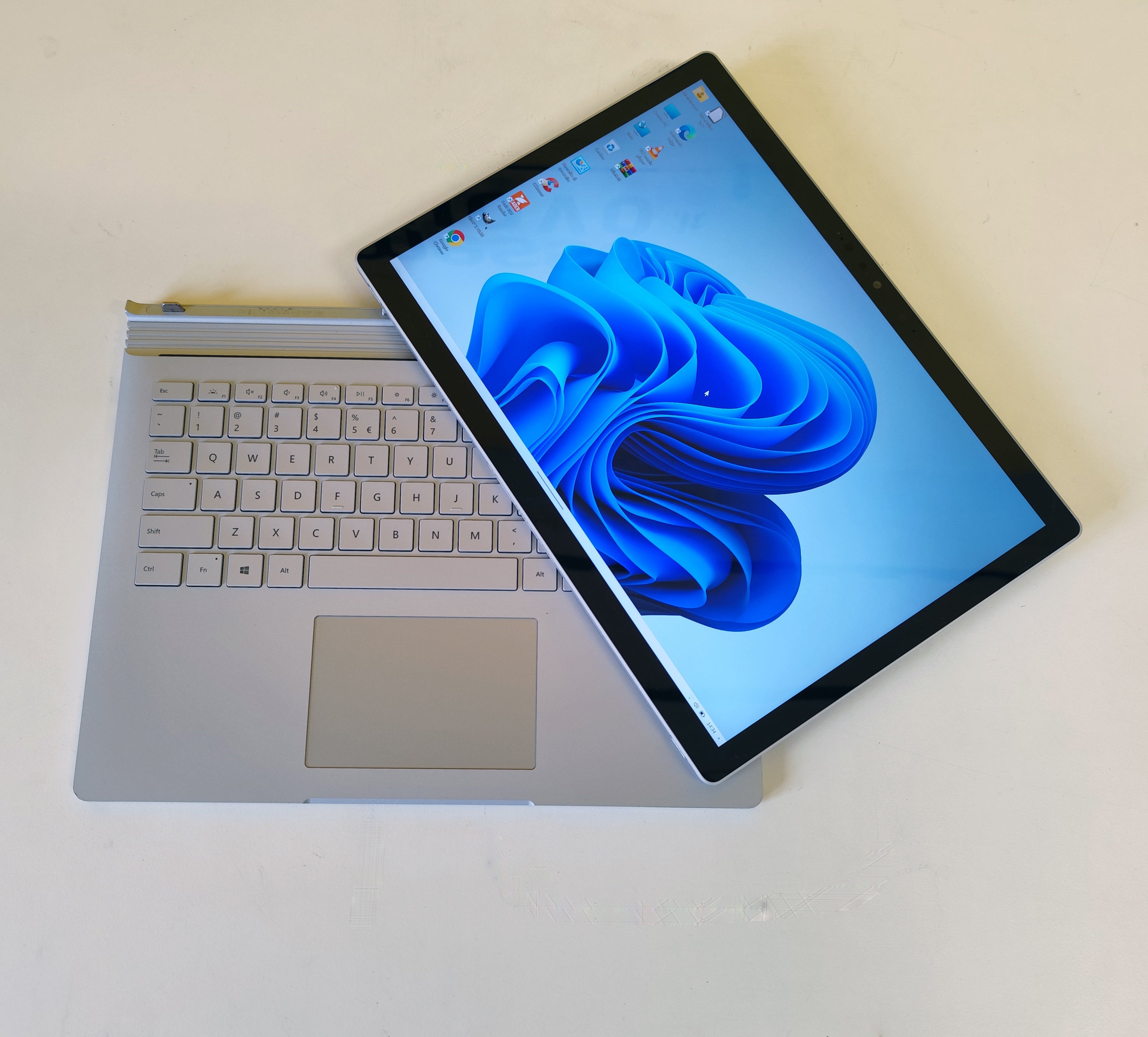 Microsoft Surface Book 3 in modalità tablet con schermo touch attivo, ideale per lavoro creativo e mobilità.