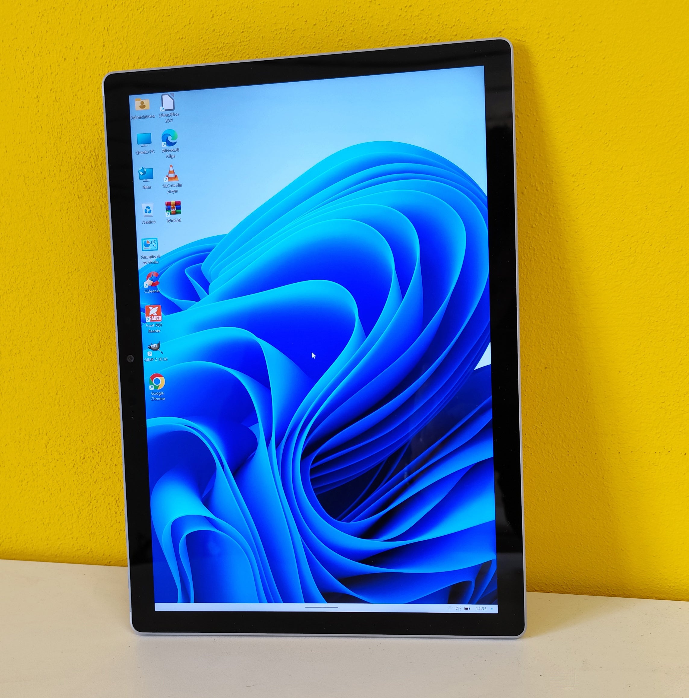Microsoft Surface Book 3 in verticale con schermo touch attivo, ideale per lettura e presentazioni grafiche.