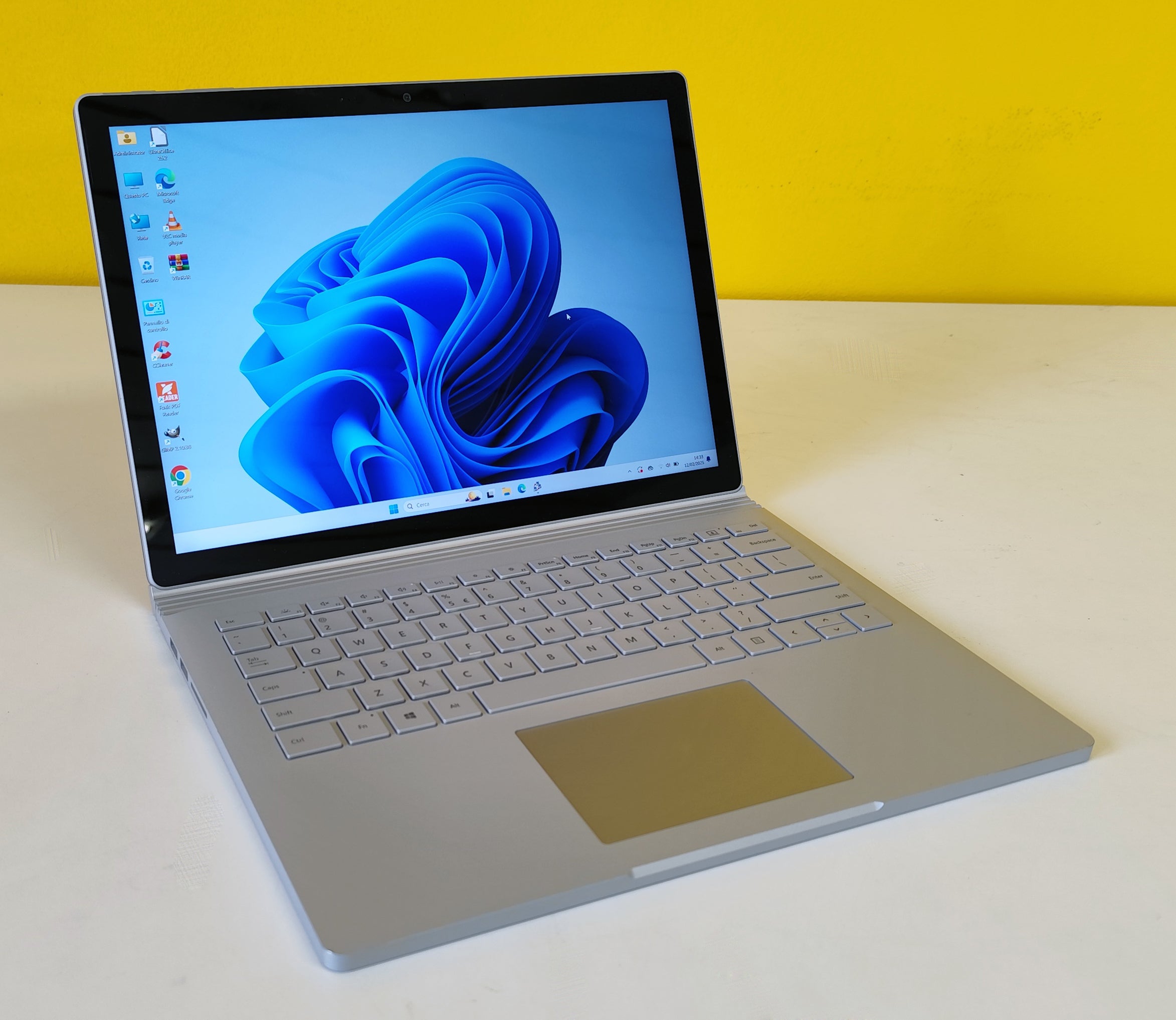 Notebook Microsoft Surface Book 3 acceso con Windows 11, tastiera retroilluminata e design moderno per professionisti.