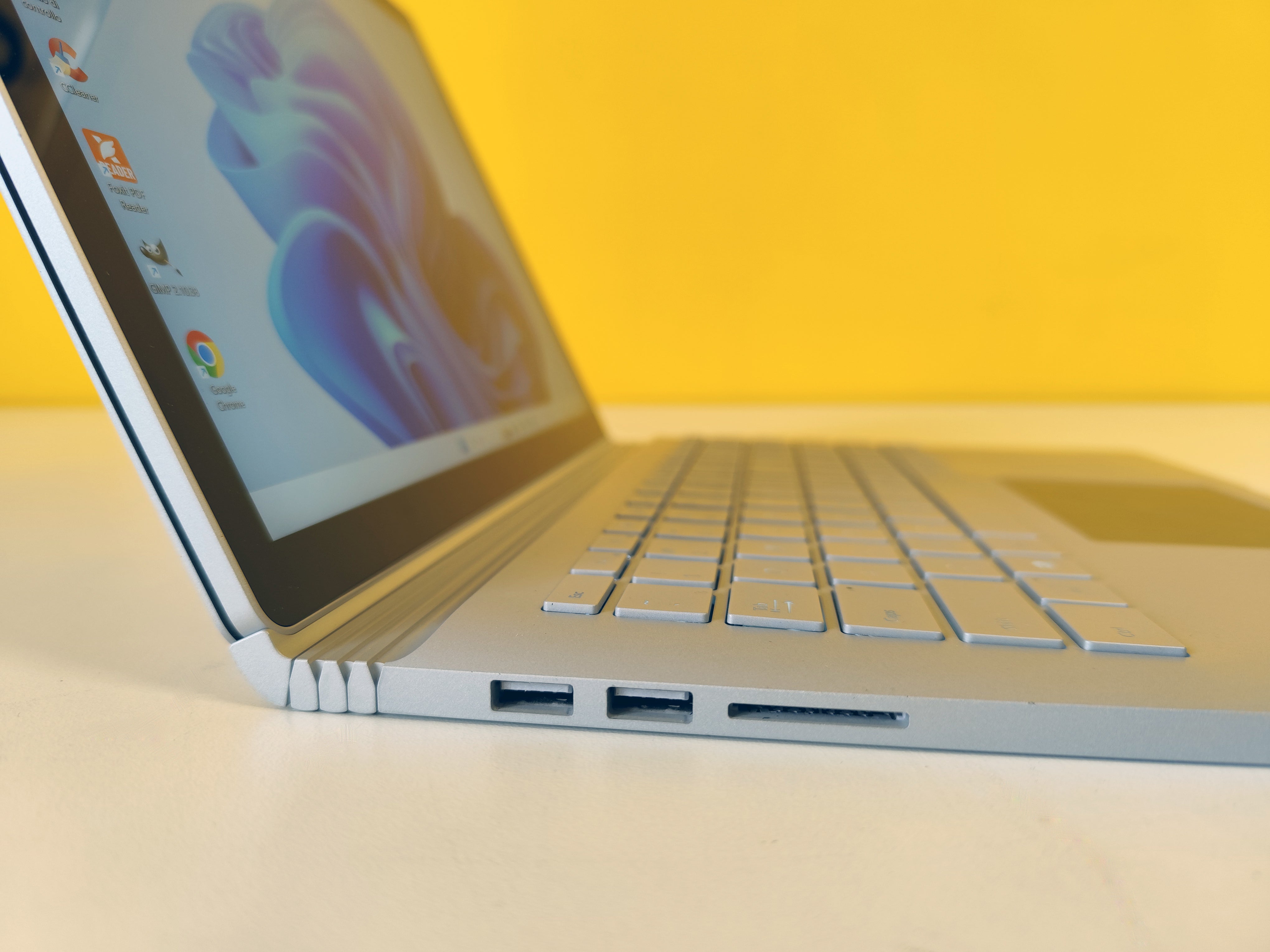 Lato sinistro del Microsoft Surface Book 3 con porte USB e lettore SD, ideale per connettività estesa.