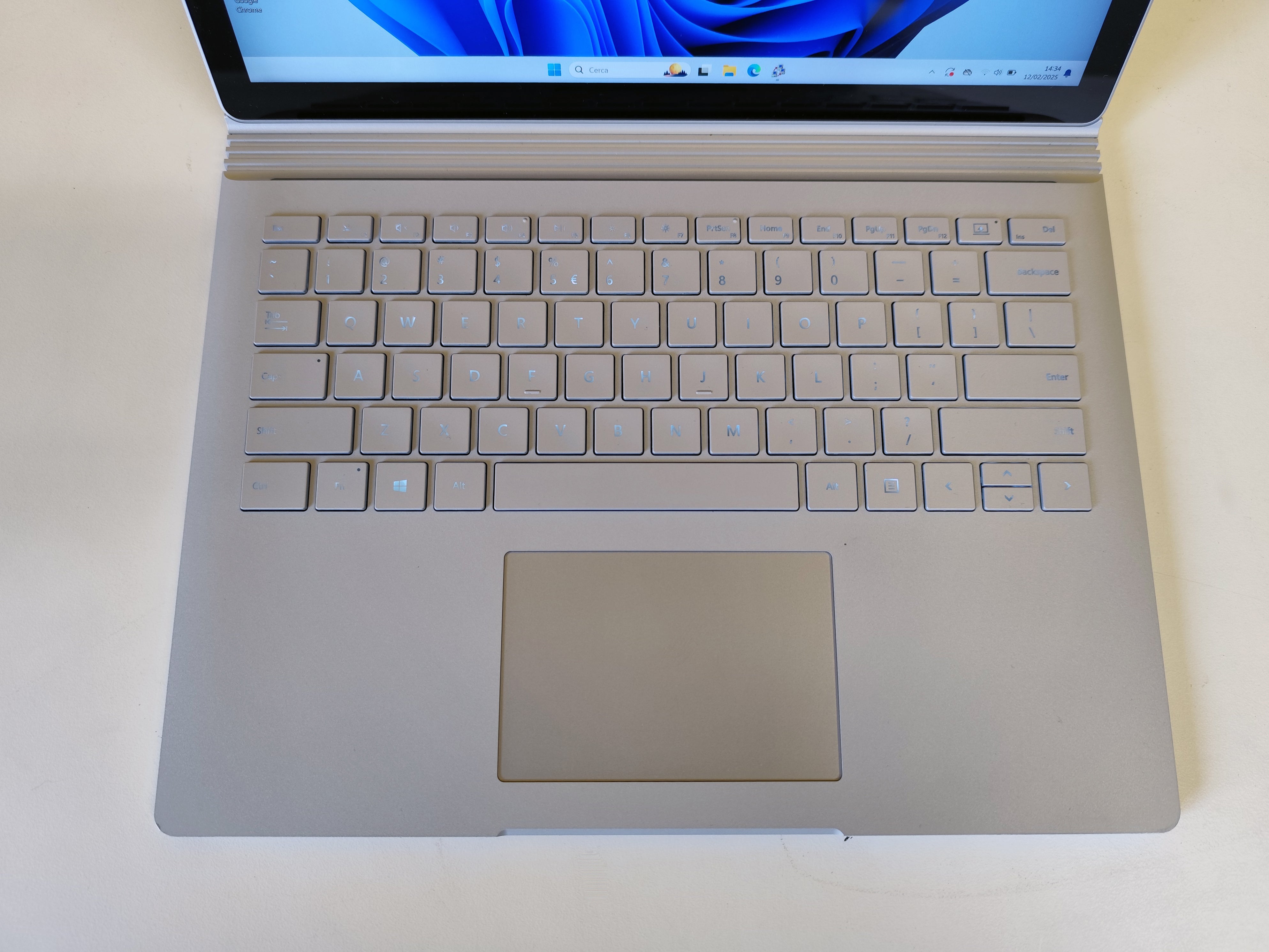 Vista dall’alto della tastiera e touchpad del Microsoft Surface Book 3, design elegante e funzionale.
