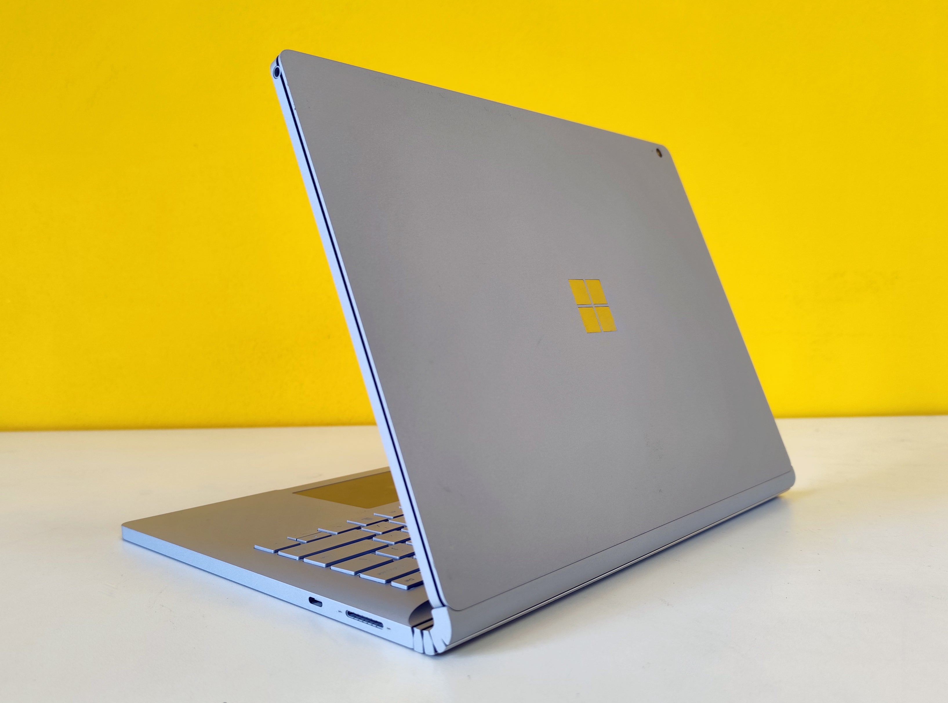 Retro del Microsoft Surface Book 3 con cerniera dinamica e finitura in alluminio, ideale per ambienti professionali.