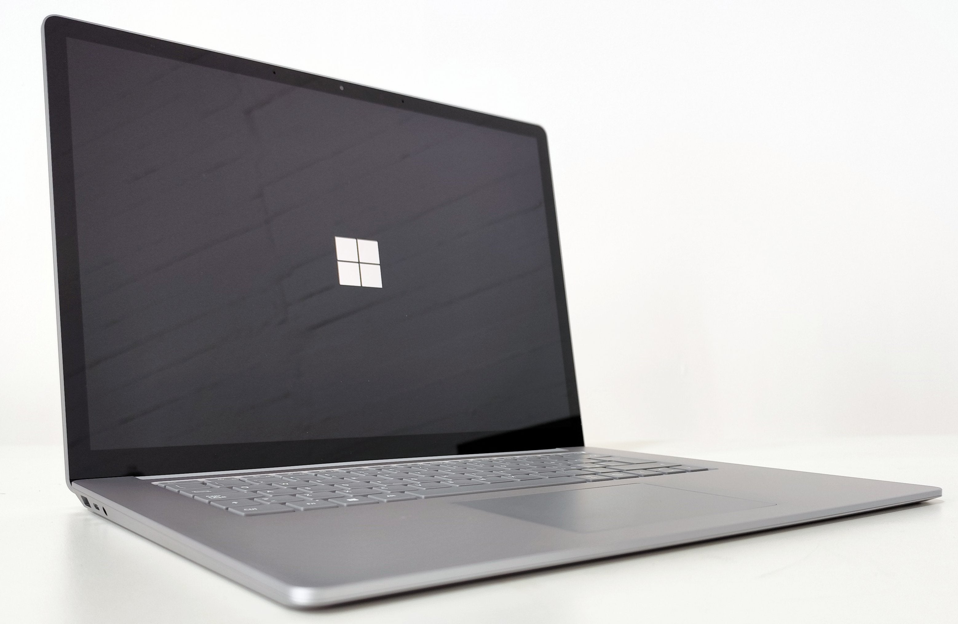 Microsoft Surface Laptop 3 15" Touch | Intel Core i5-1035G7 | FreeDOS Eleganza e potenza per lavoro e studio