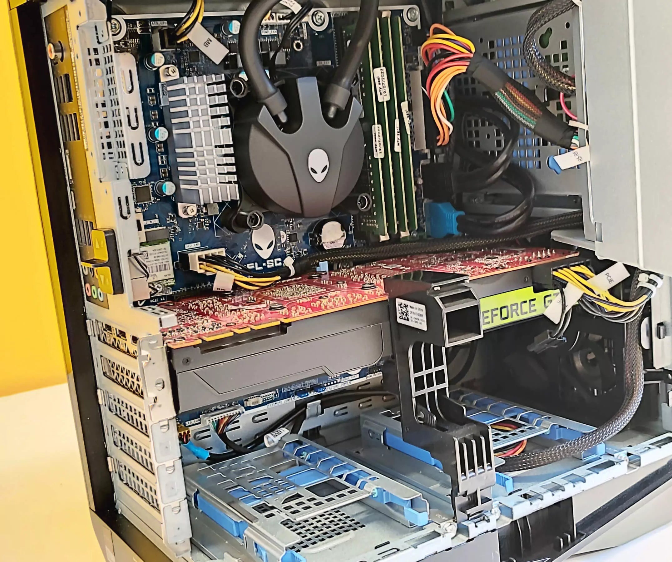 Dell Alienware Aurora R7 PC-Gaming-Bundle | Intel Core i7-8700 6 Kerne | RAM 64 GB | NVMe SSD 512 GB + 2 TB | Nvidia GTX 1080Ti 11GB | Windows 11 Pro + Dell U2717 27" QuadHD 2K IPS-Monitor