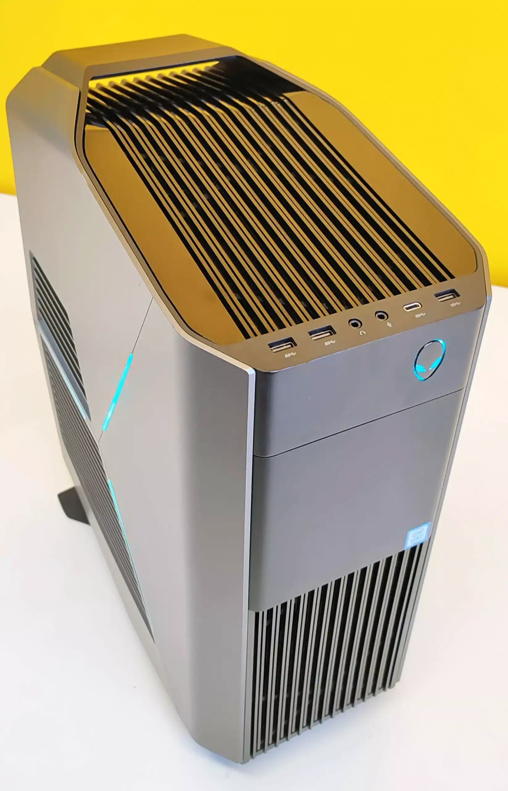 Dell Alienware Aurora R7 PC-Gaming-Bundle | Intel Core i7-8700 6 Kerne | RAM 64 GB | NVMe SSD 512 GB + 2 TB | Nvidia GTX 1080Ti 11GB | Windows 11 Pro + Dell U2717 27" QuadHD 2K IPS-Monitor