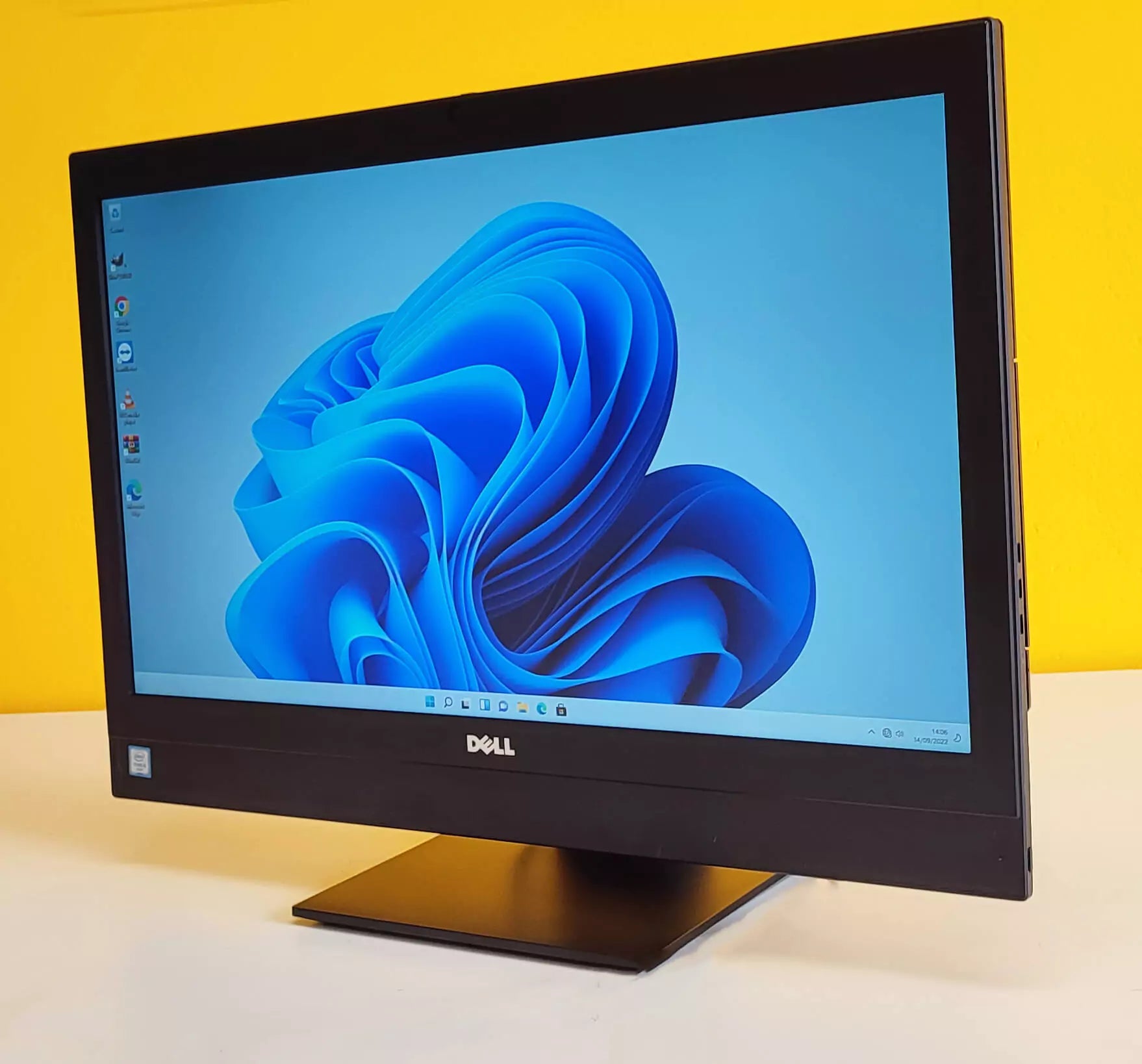 PC All in One Dell 7440 ricondizionato su scrivania, schermo acceso, sfondo giallo
