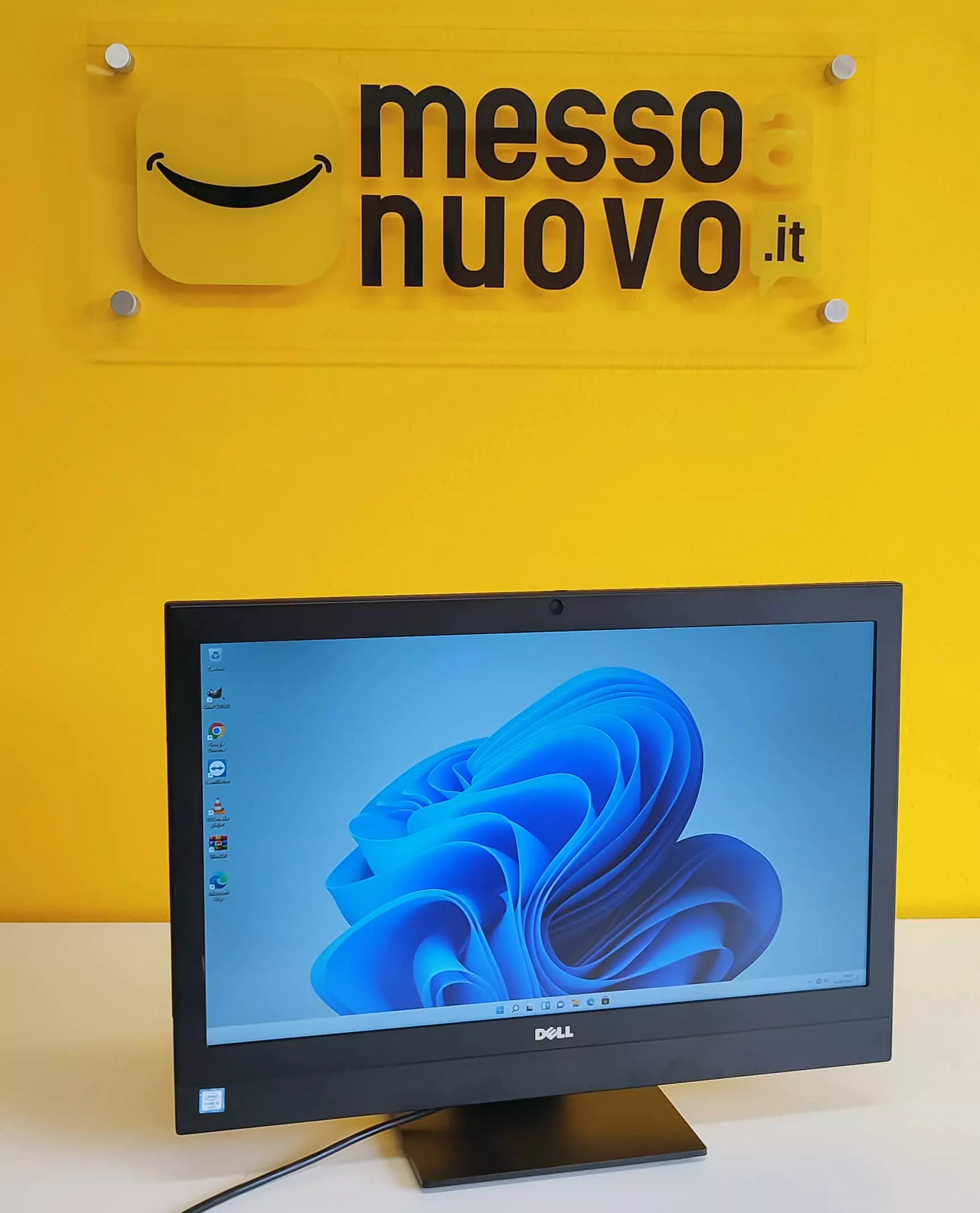 PC Dell 7440 All-in-One ricondizionato su scrivania, sfondo giallo con logo qalnexvori.shop